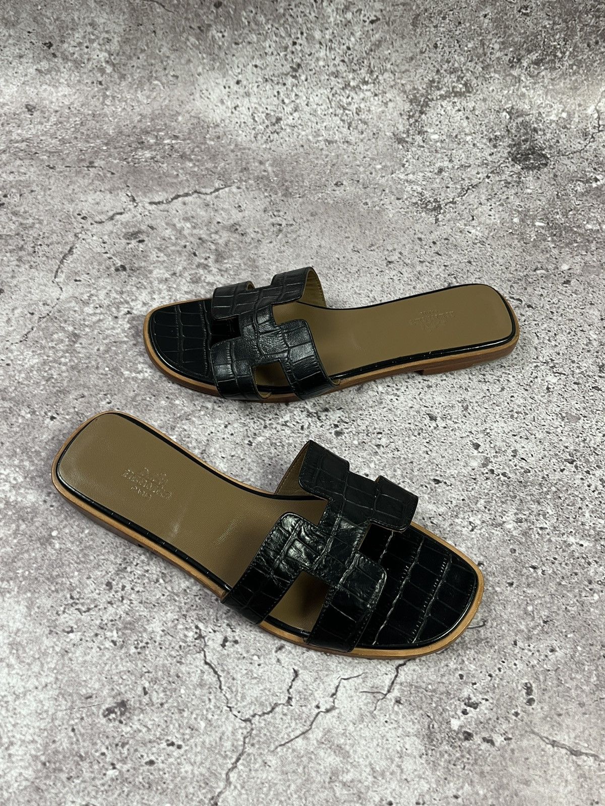 Hermes Hermès Oran 39 Black Croc Embossed Leather H Slide Flats 🇮🇹 Size US 9 / IT 39 - 1 Thumbnail