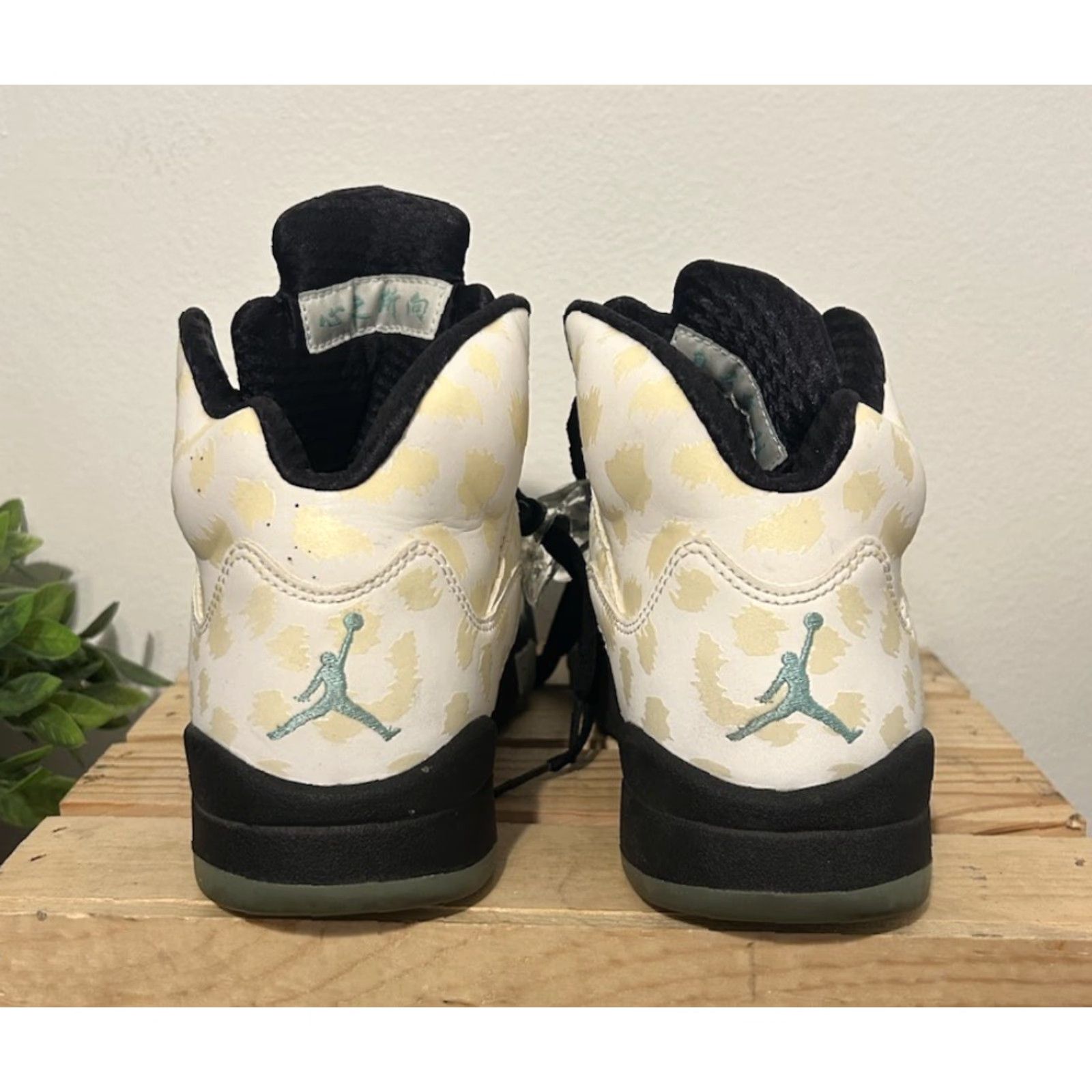 Nike VINTAGE Nike Air Jordan 5 Retro Sneaker Mens White Green 6.5 High Top Leather Athletic Casual Workwear 2019 CN2932-100 Shoes Size US 6 / EU 39 - 7 Thumbnail