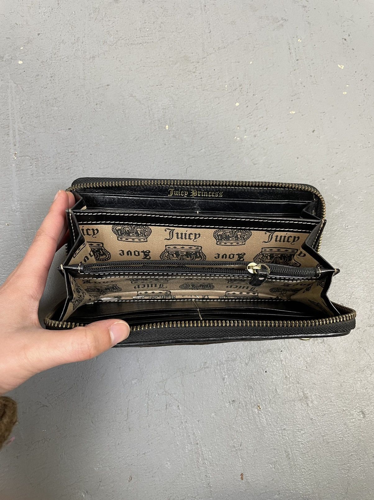 Juicy Couture Juicy Couture crest velour wallet billfold Size ONE SIZE - 5 Thumbnail