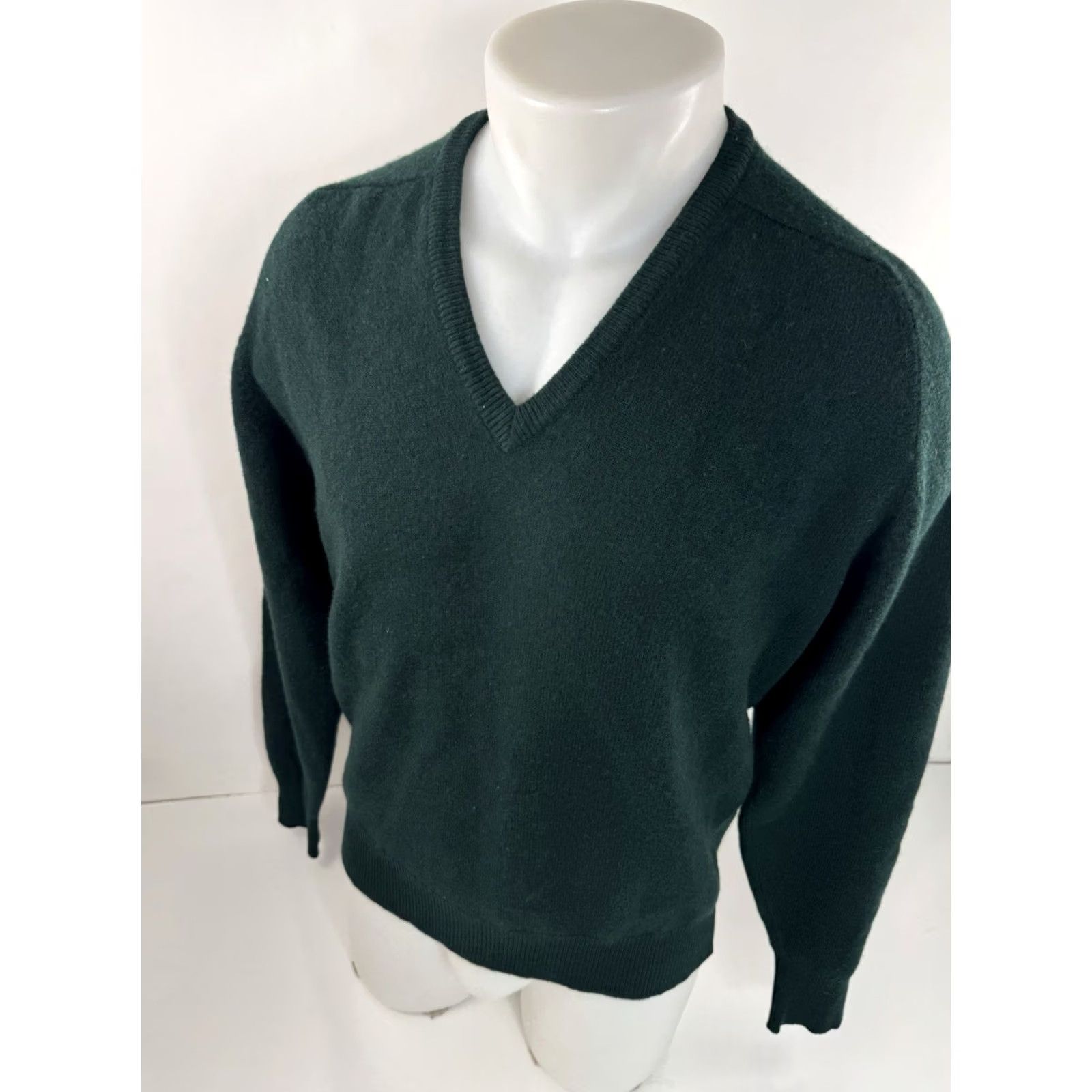 Brooks Brothers BROOKS BROTHERS England Vintage LAMBS WOOL V-Neck Mens 42 Sweater Green Wool Pullover 1960s Mens Size US XL / EU 56 / 4 - 3 Thumbnail