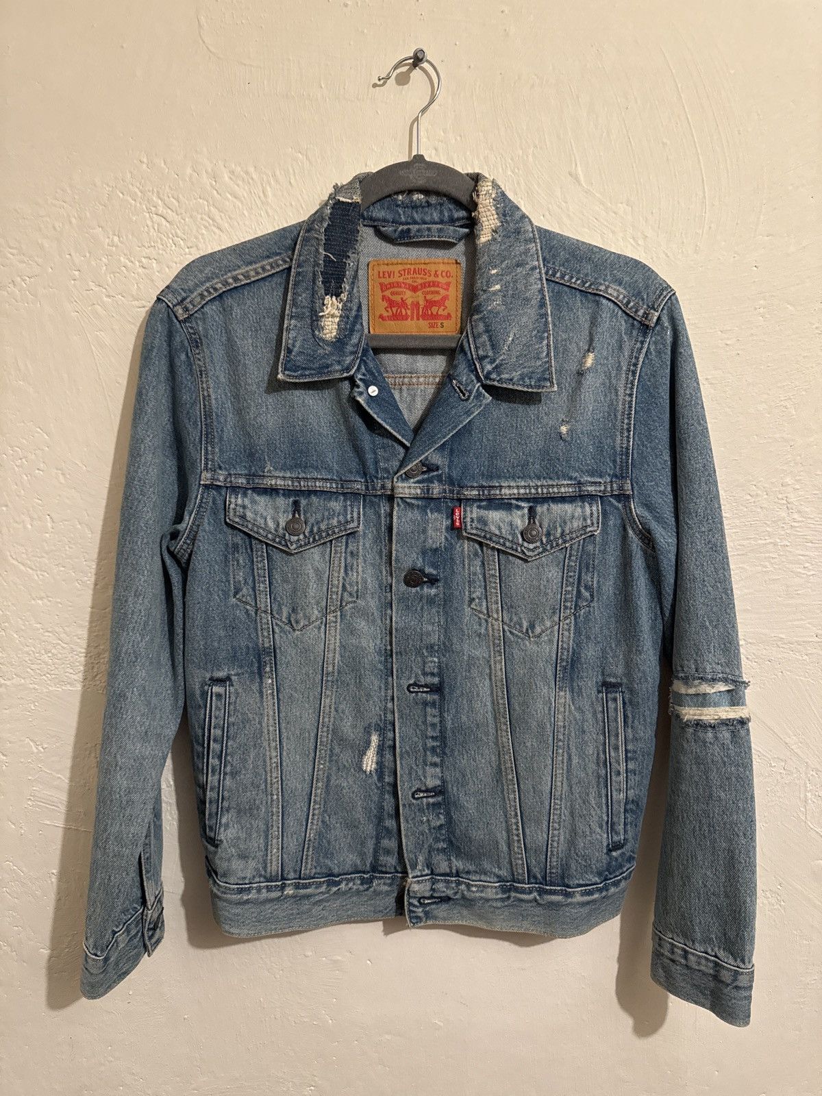 Levi's Levi’s Distressed Denim Trucker Jacket – Vintage Fade Size US S / EU 44-46 / 1 - 1 Thumbnail