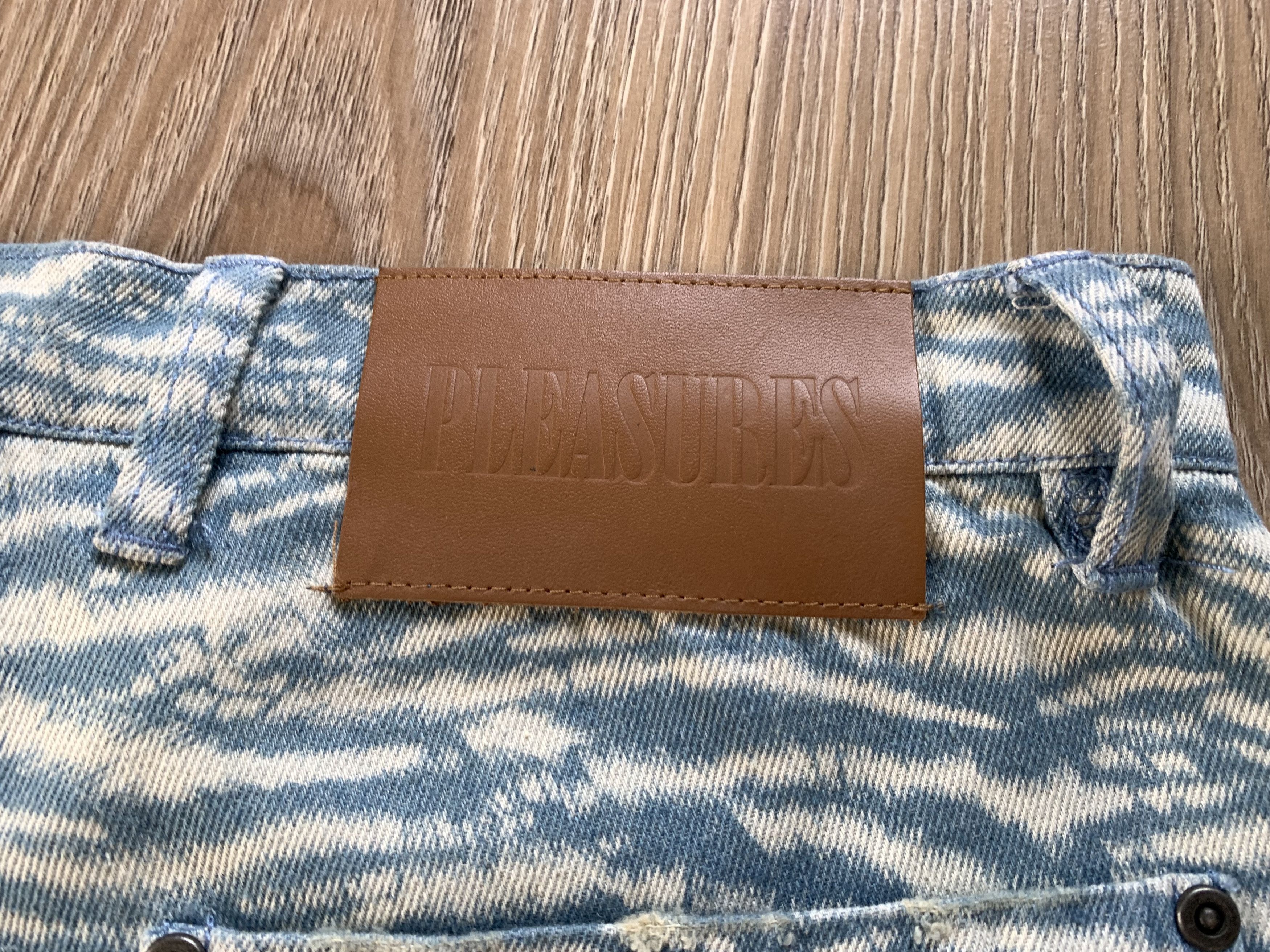 Designer × Pleasures Pleasures Tie Dye Light Blue Denim Shorts Size US 30 / EU 46 - 6 Thumbnail