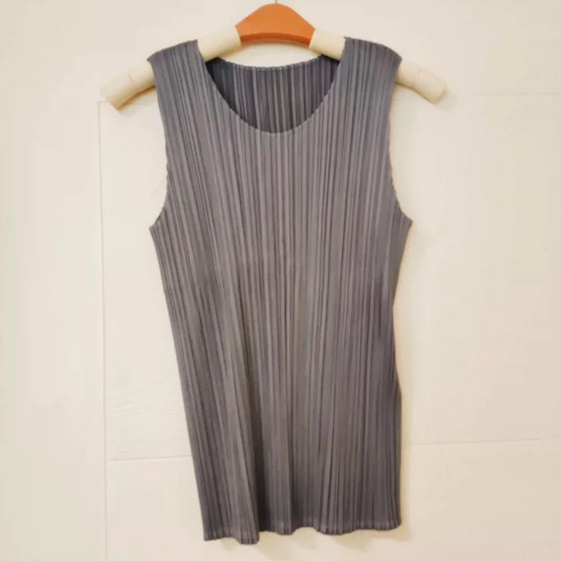 Issey Miyake Issey Miyake size:3 Dark grey basic pleated vest Size S / US 4 / IT 40 - 1 Thumbnail
