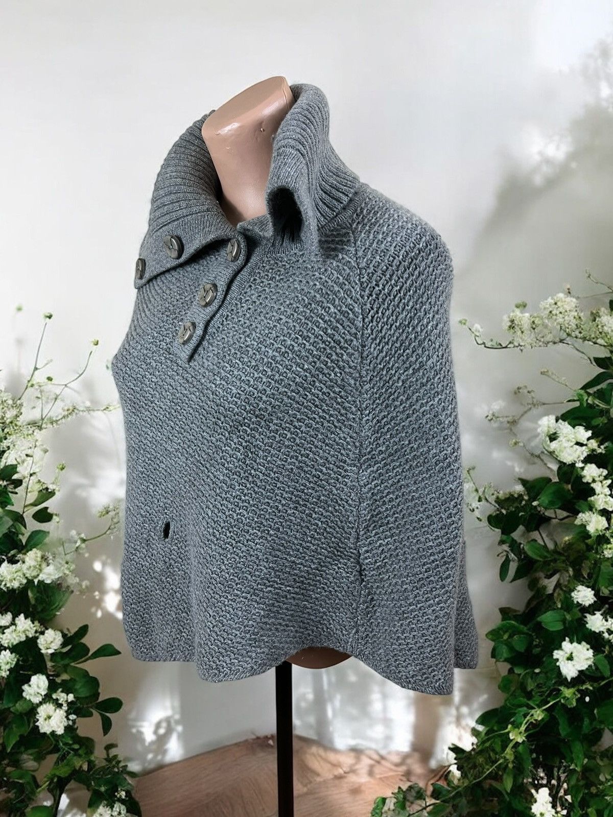 Weekend Max Mara Max Mara Weekend grey poncho size S wool blend Size S / US 4 / IT 40 - 4 Thumbnail