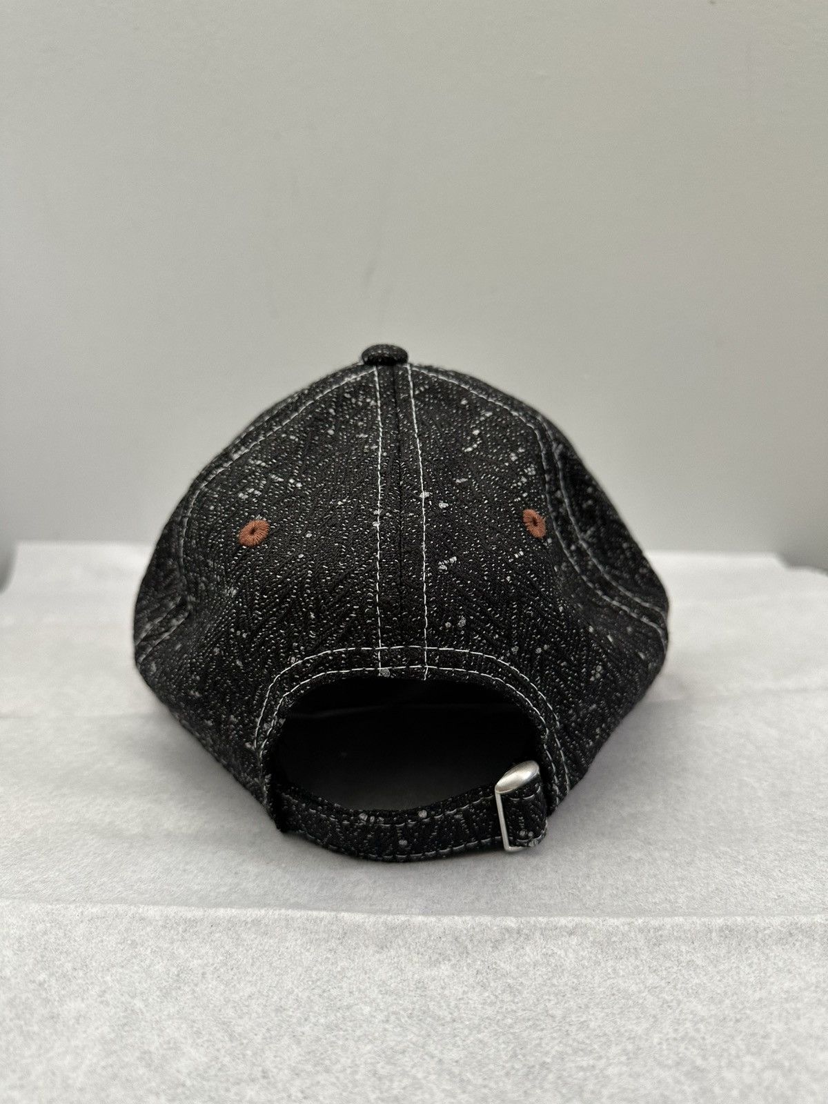 Kiko Kostadinov × New Era SS25 Japan Exclusive Single K Hat Ash Black Size ONE SIZE - 5 Thumbnail
