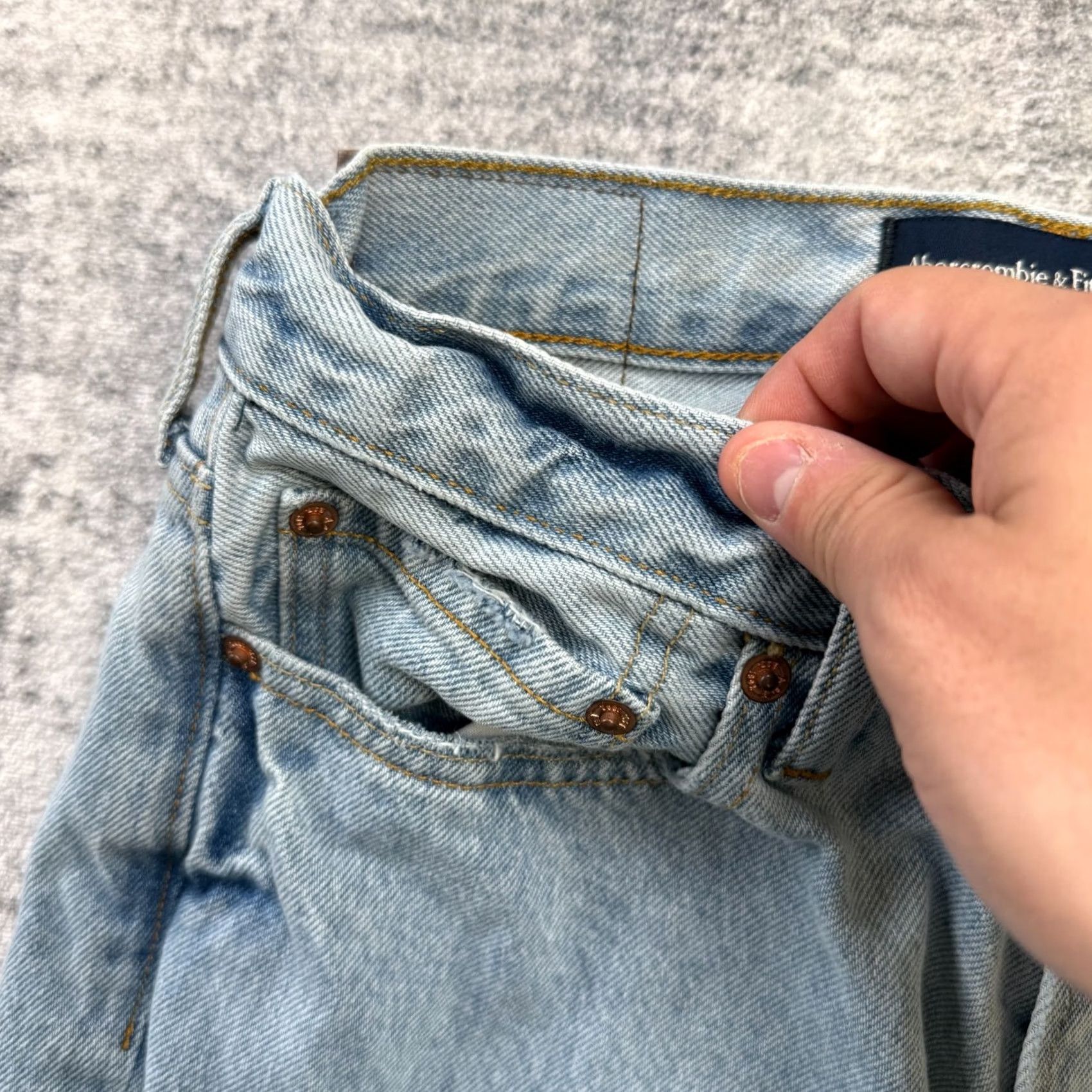 Abercrombie & Fitch Abercrombie & Fitch Jeans Mens 28x32 Blue Light Wash Loose Straight Rigid Denim Size US 28 / EU 44 - 4 Thumbnail