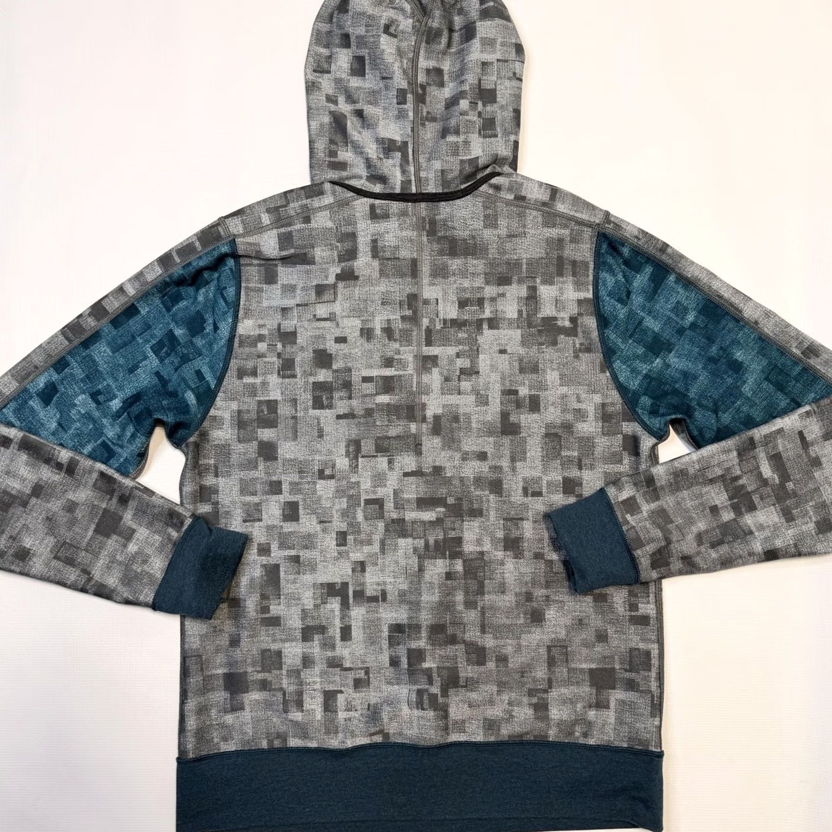 Lululemon VINTAGE Lululemon Hoodie Mens Large Blue Gray Reversible Raglan Pullover Athletic Tech Size US L / EU 52-54 / 3 - 2 Thumbnail
