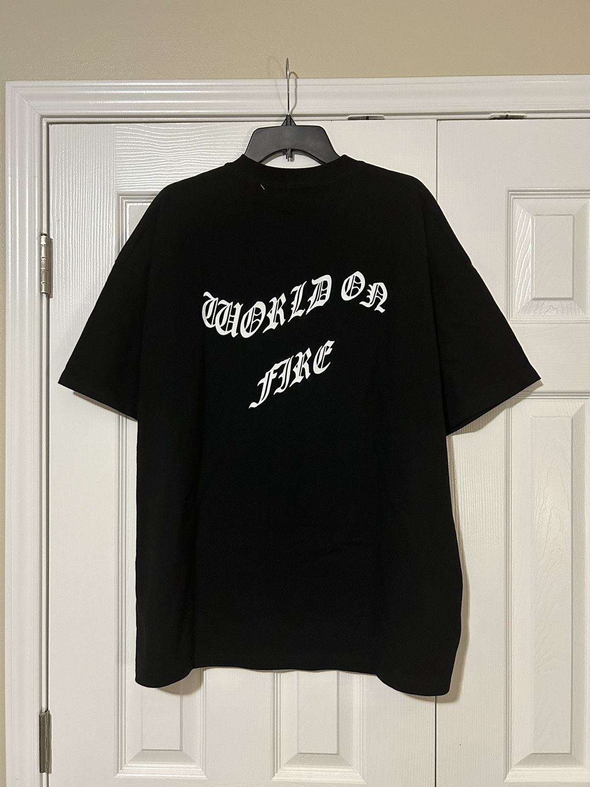 Designer WORLD ON FIRE LOGO T Size US L / EU 52-54 / 3 - 1 Thumbnail