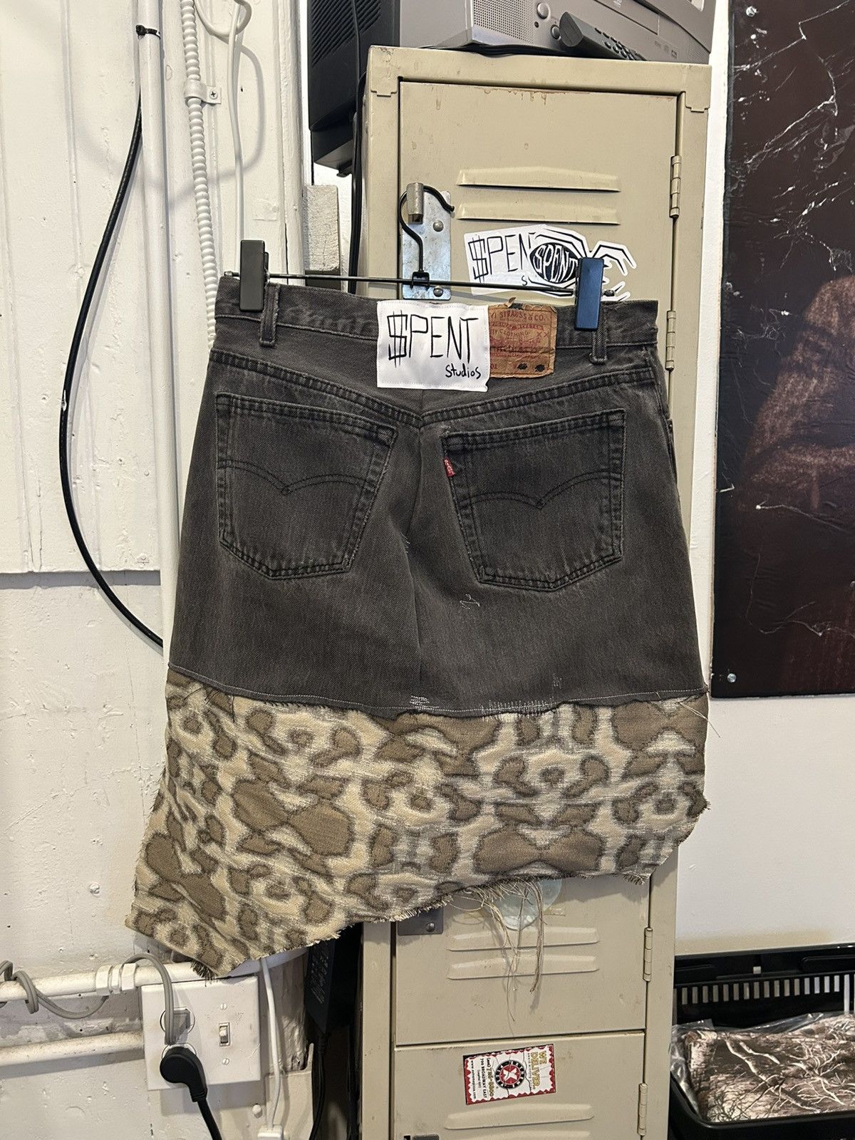 Levi's 2 Tone Leopard print jean skirt Size 28" / US 6 / IT 42 - 2 Thumbnail