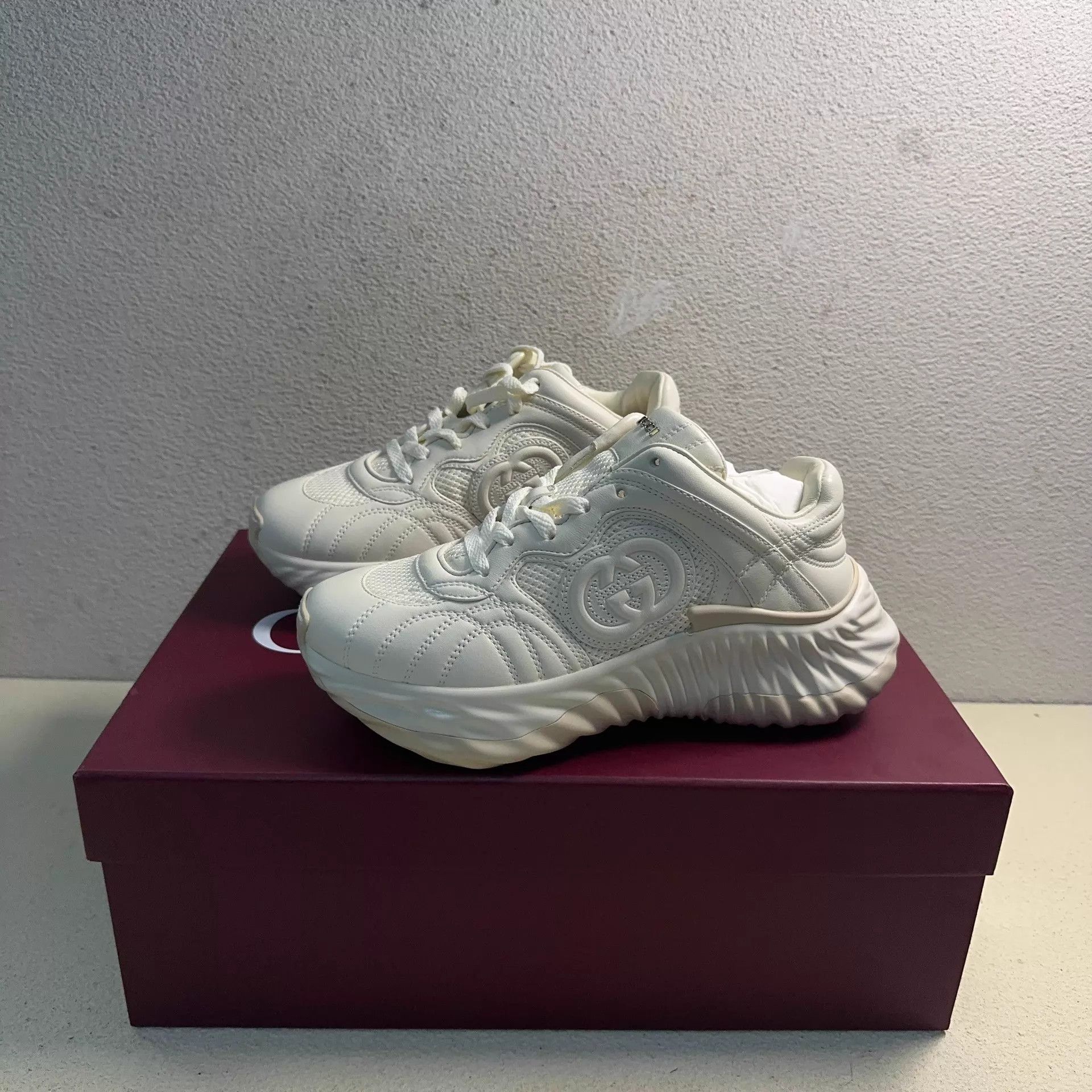 Gucci GUCCI Ripple Leather Low-Top Sneaker Women's Beige 34 Size US 4 / IT 34 - 1 Thumbnail