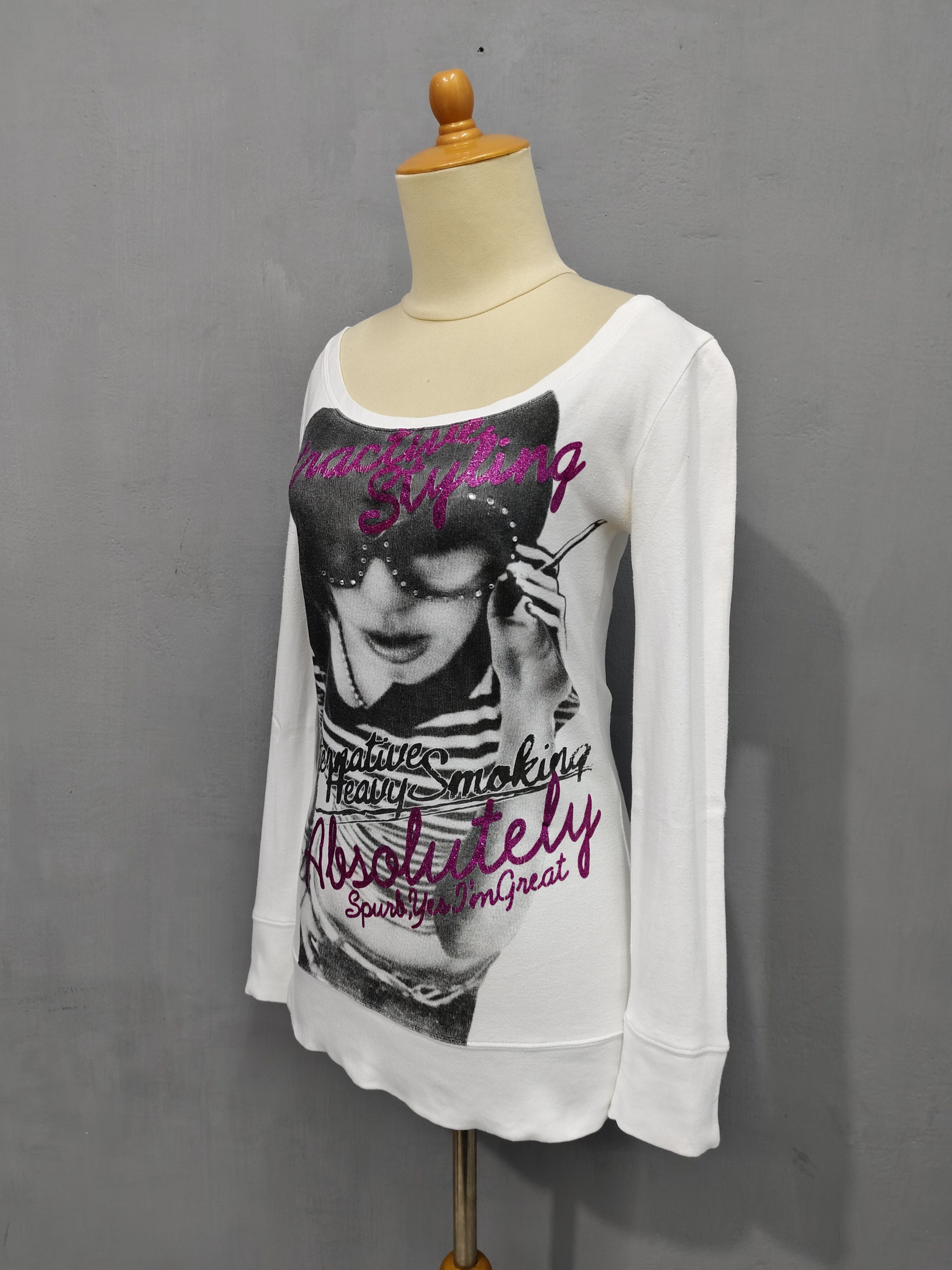 Japanese Brand 2000s IZIC🇯🇵 Photo Girl Glitter Script Rhinestone Graphic Size M / US 6-8 / IT 42-44 - 3 Thumbnail