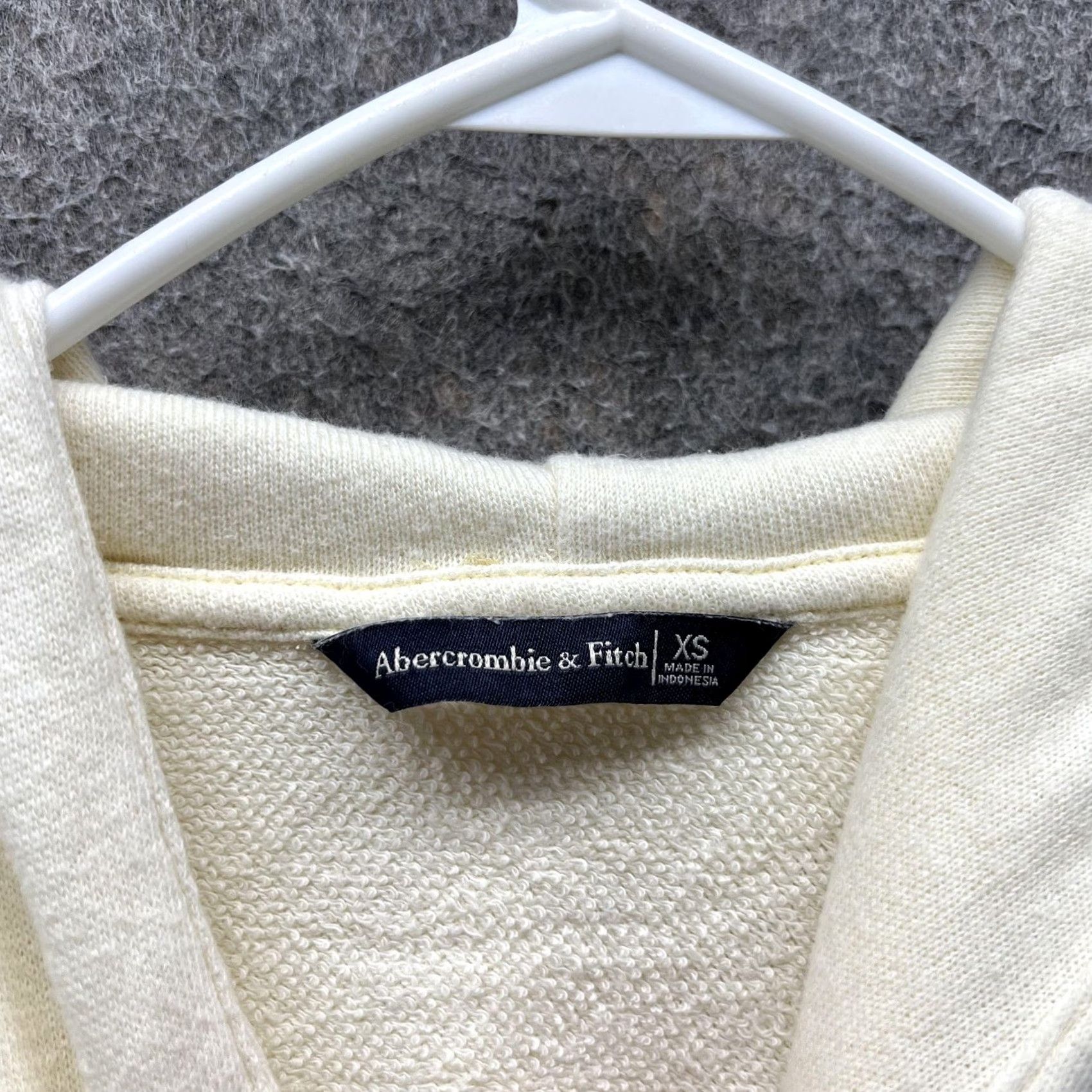 Abercrombie & Fitch VINTAGE Abercrombie & Fitch Hoodie Womens XS Cream Cropped Raw Hem Long Sleeve Size XS / US 0-2 / IT 36-38 - 3 Thumbnail