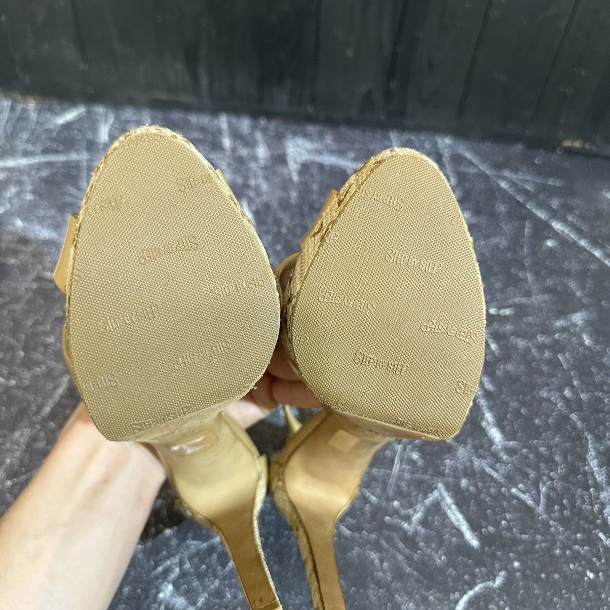 Dior Christian Dior women’s patent leather Heels size 39 Size US 9 / IT 39 - 16 Thumbnail