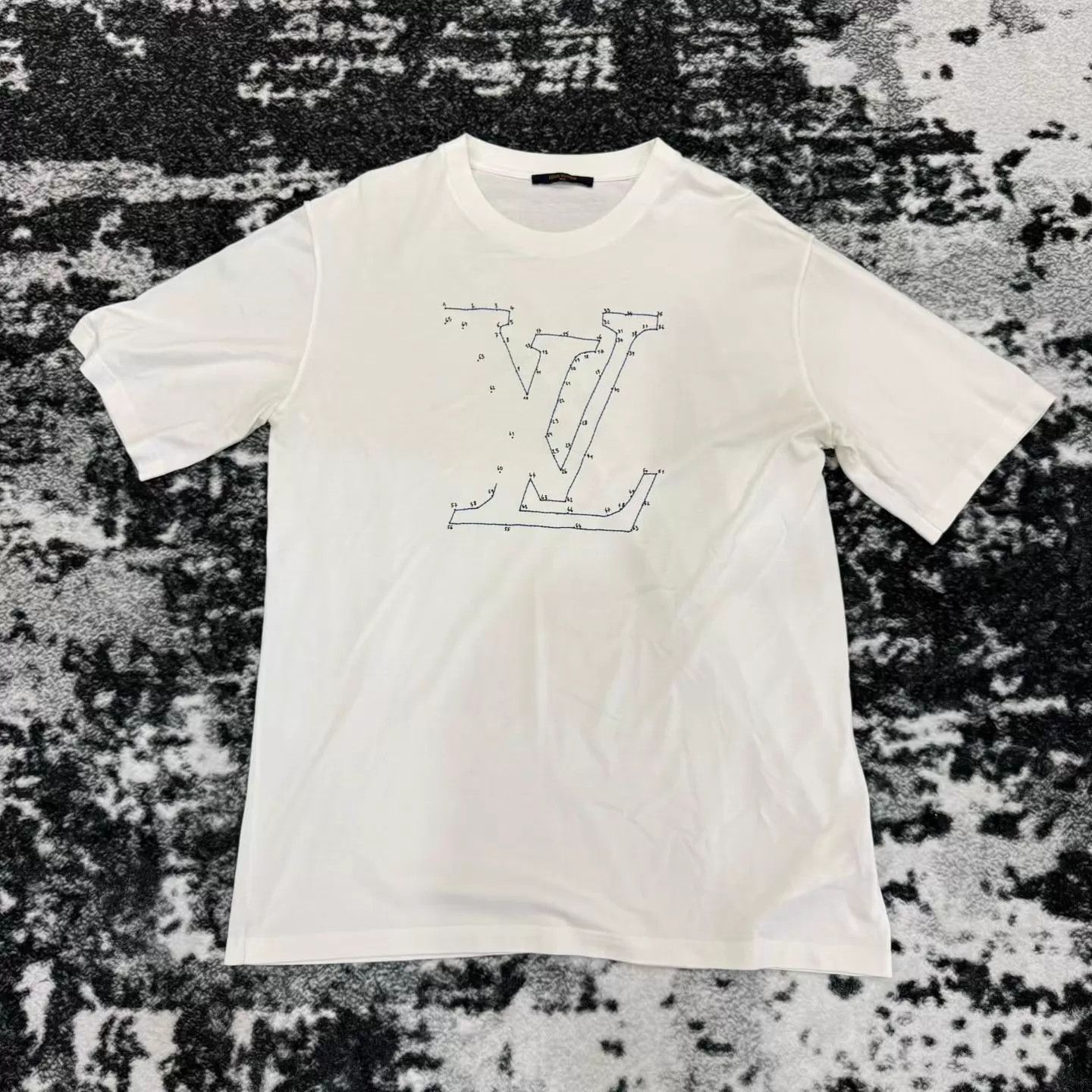 Louis Vuitton Louis Vuitton Embroidered LV Short Sleeve 4L Size US XXL / EU 58 / 5 - 1 Thumbnail