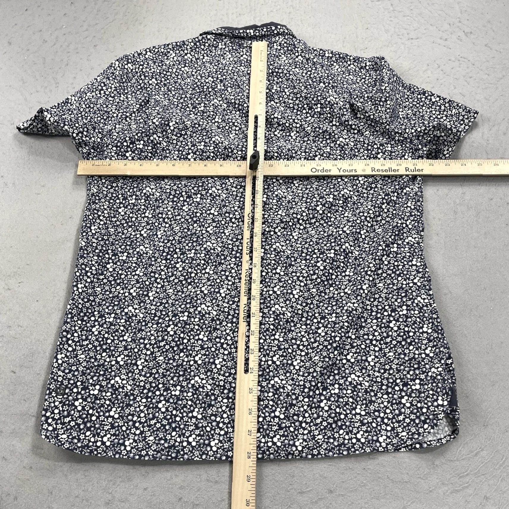 Lululemon Lululemon Shirt Mens Large Blue White Floral Camp Casual Summer Fridays Button Shirt - Do Not Add Extra Words Size US L / EU 52-54 / 3 - 6 Thumbnail