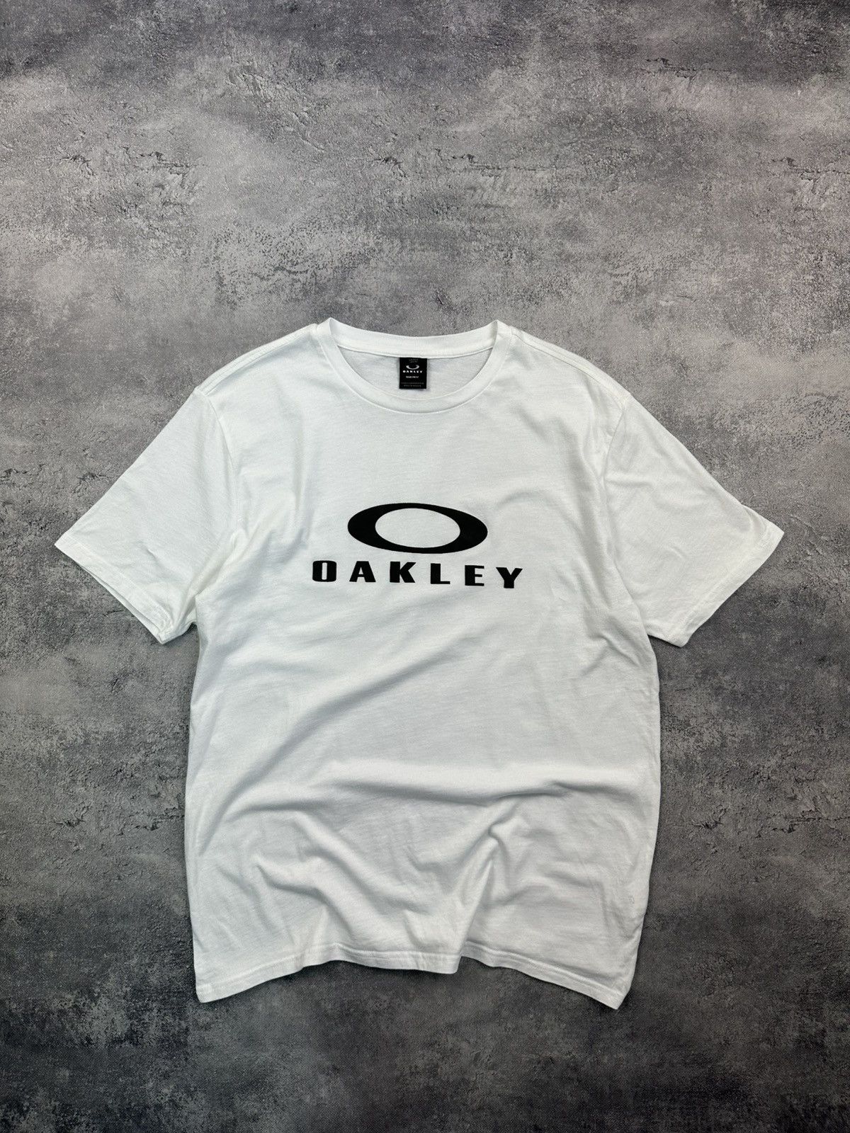 Oakley Vintage Oakley T-Shirt Big Logo Outdoor Japanese White Tee Size US L / EU 52-54 / 3 - 1 Thumbnail