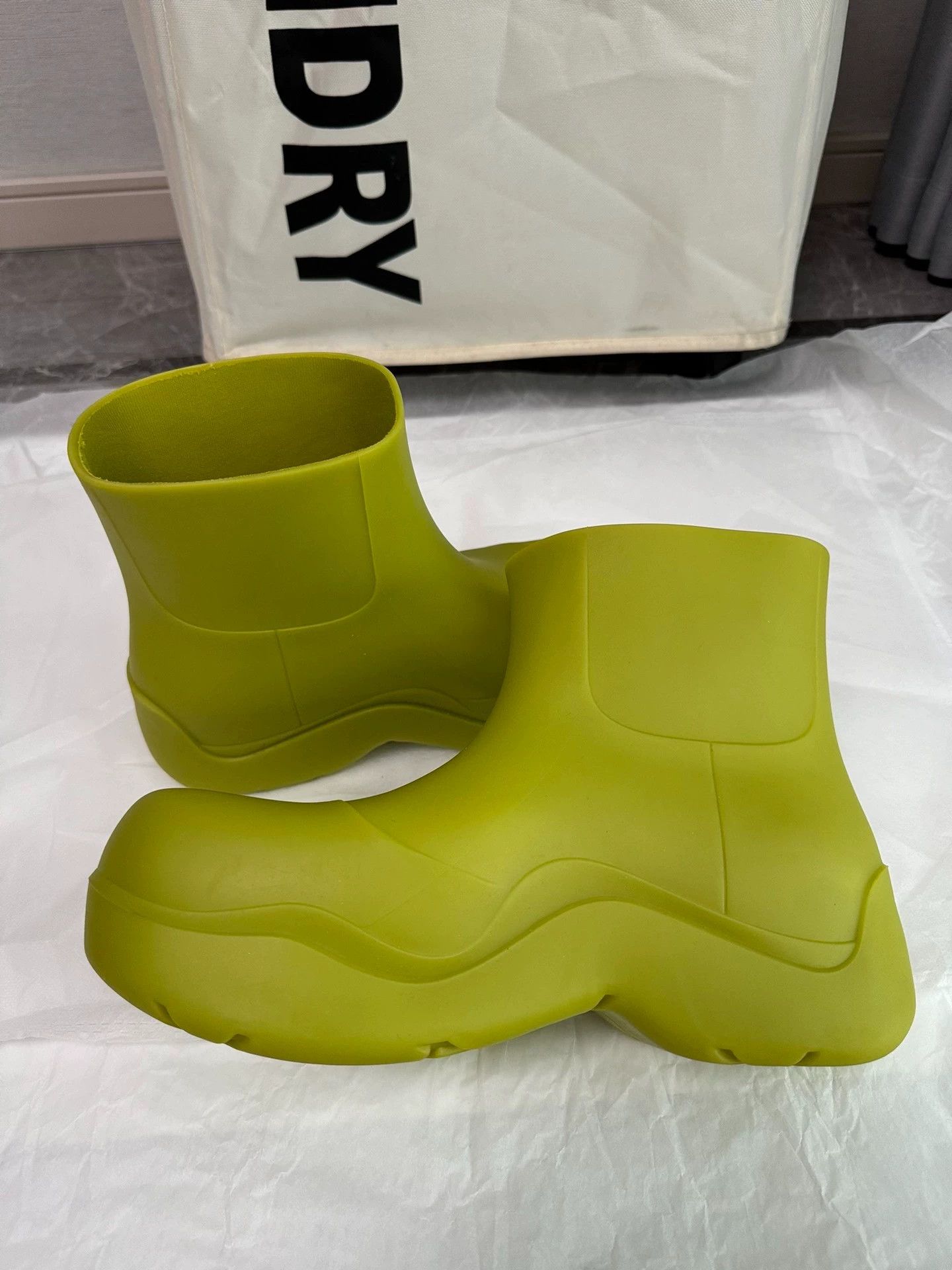 Bottega Veneta BV Puddle rain boots kiwi 40 unisex Size US 7 / EU 40 - 6 Thumbnail