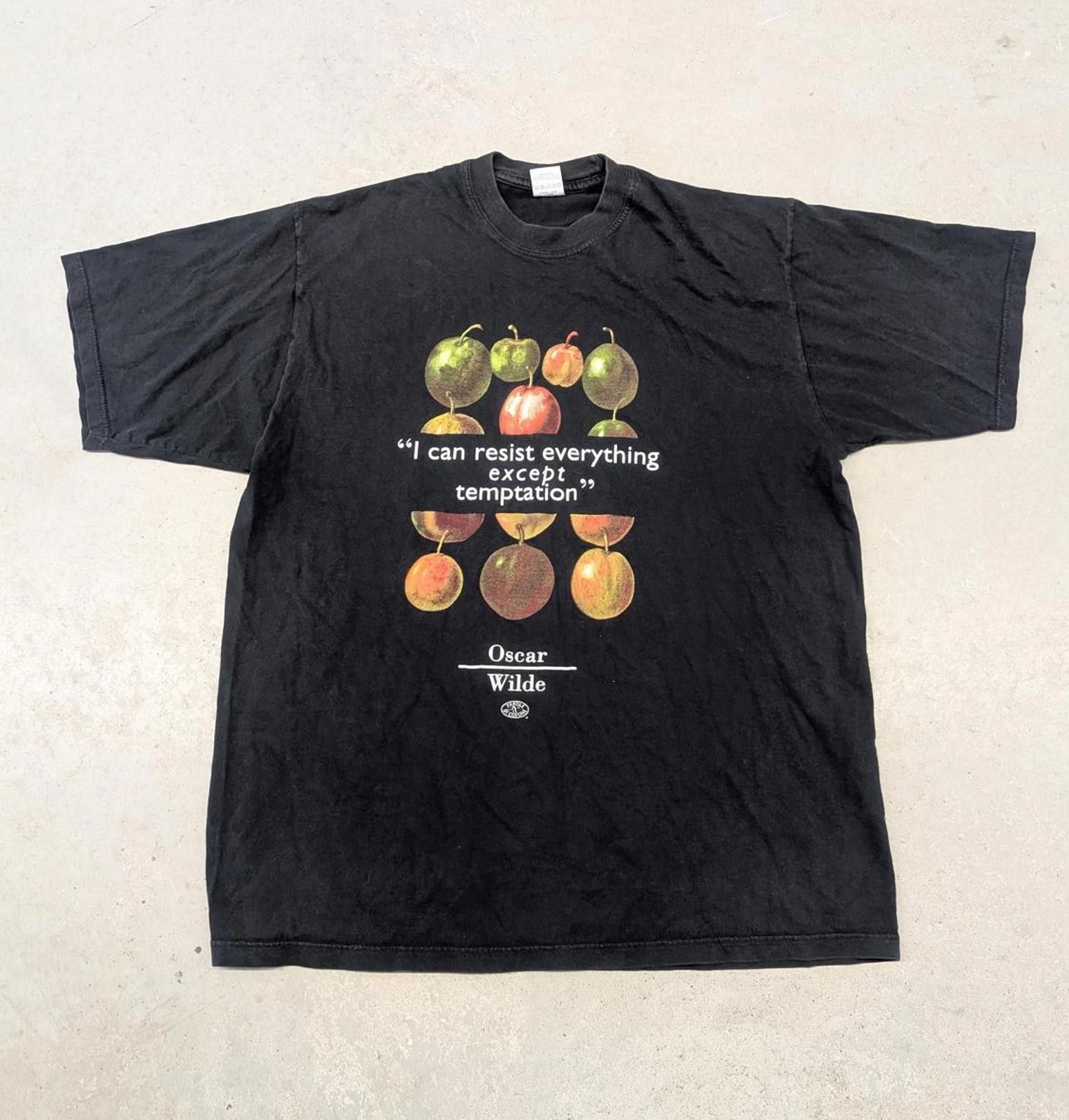 Vintage Rare Vintage 90s Oscar Wilde Temptation Quote t-shirt Size US L / EU 52-54 / 3 - 1 Thumbnail