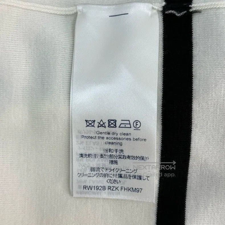 Louis Vuitton Louis Vuitton Color-block gold-button wool and silk-blend Size S / US 4 / IT 40 - 6 Thumbnail
