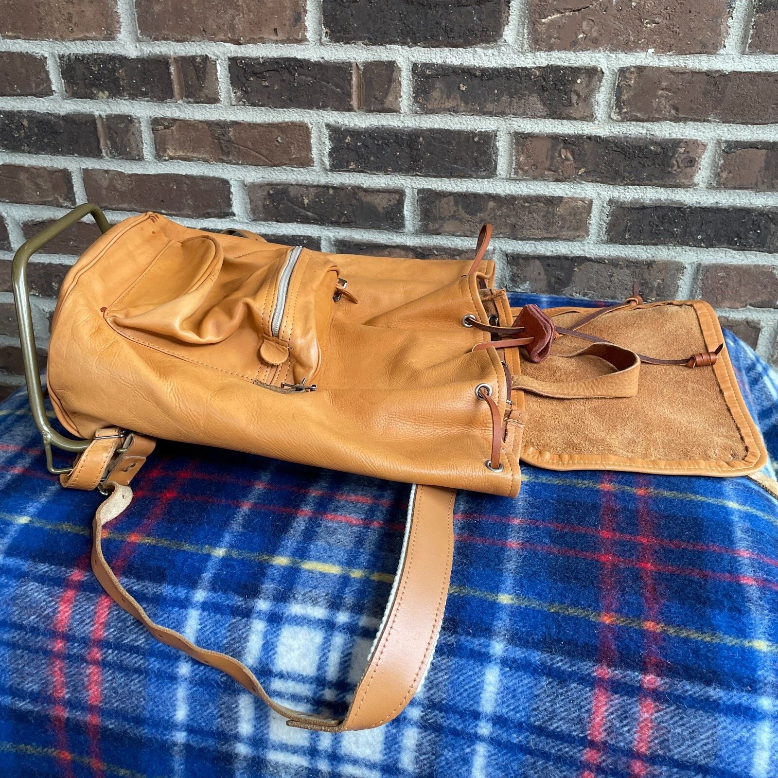 Other RARE 1970s REINDEER HIDE LEATHER BACKPACK RUCKSACK R$1398 Size ONE SIZE - 15 Thumbnail
