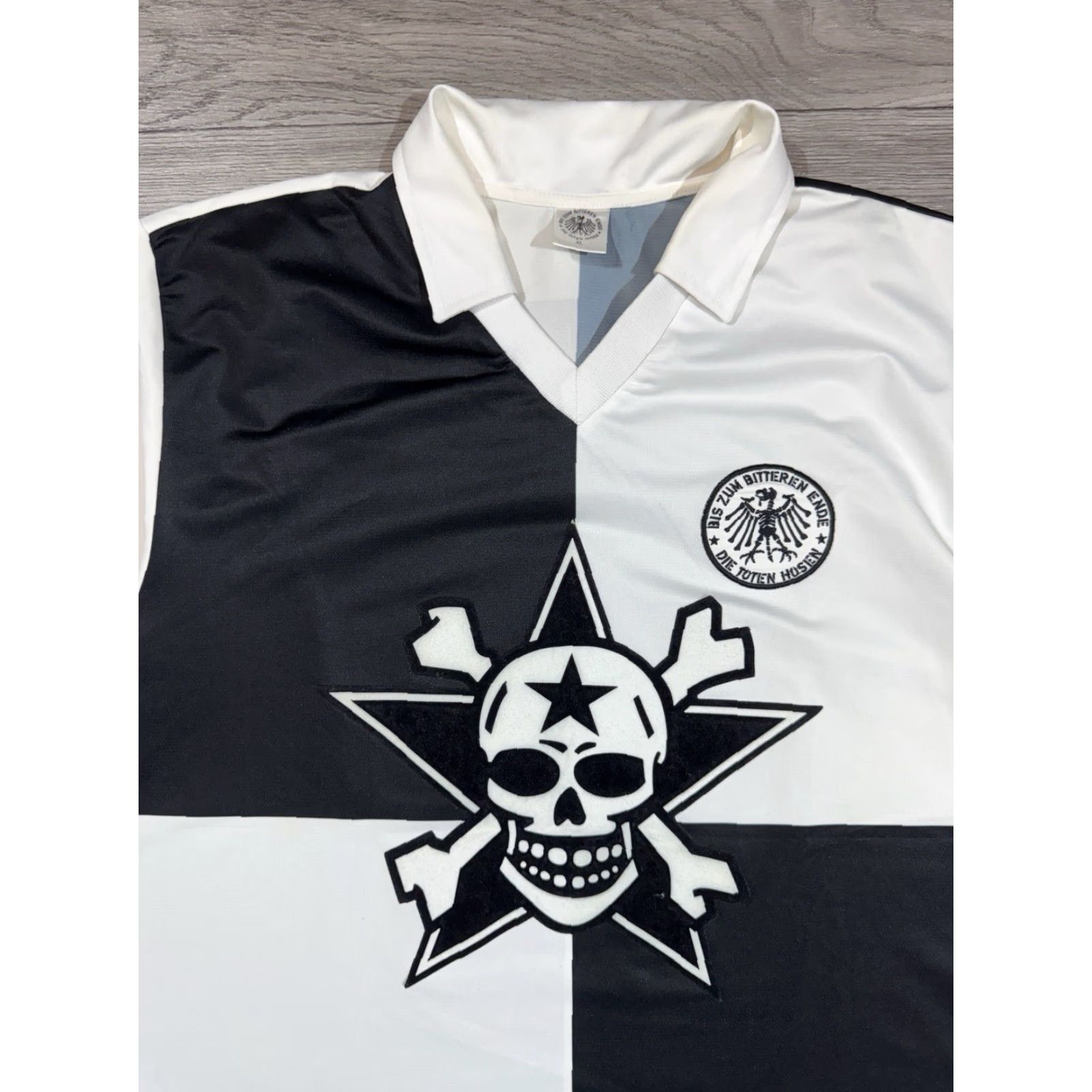 Vintage Die Toten Hasen Jersey Shirt Skull Crossbones Punk Rock Graphic Size XL Mens T-Shirt Black/White Size US XL / EU 56 / 4 - 7 Thumbnail