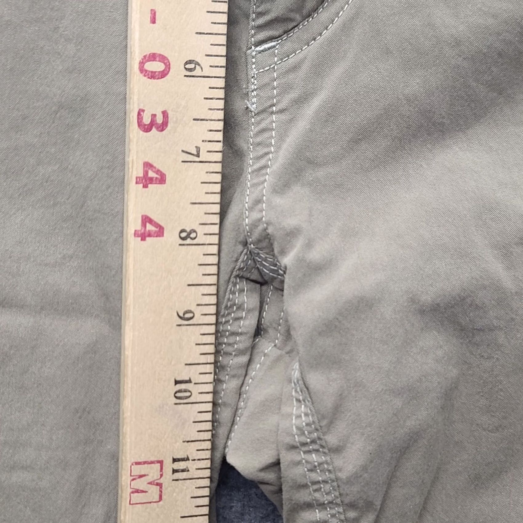 Vintage Kuhl Shorts Womens 10 Renegade Cargo Relaxed Fit Utility Outdoors Hiking Beige Cotton Nylon Spandex Blended Fabric Pockets Quick Dry Size 32" / US 10 / IT 46 - 4 Thumbnail