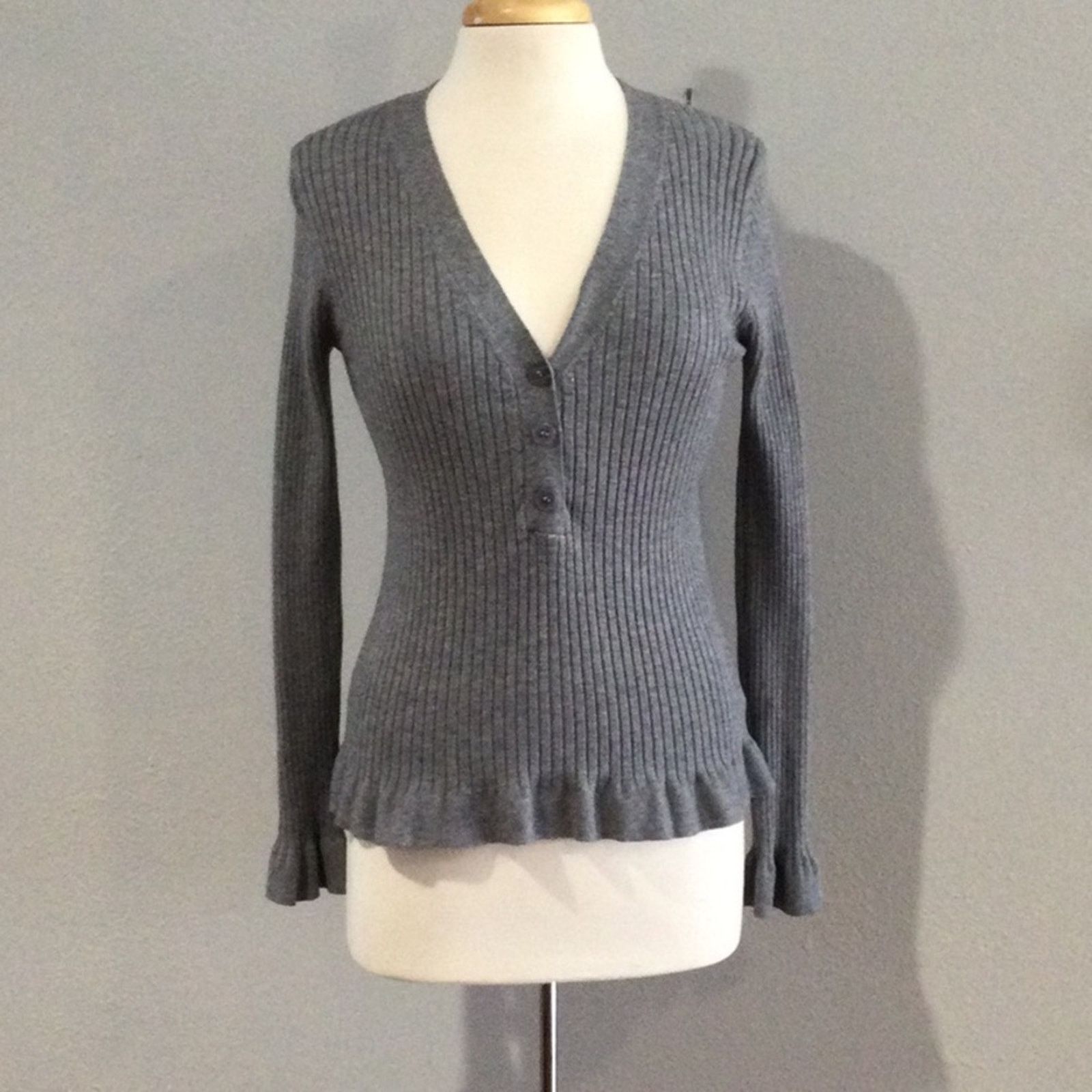 Other Lulus Gray V-Neck Rib Knit L/S 3 Button Bodycon Top Size M Size M / US 6-8 / IT 42-44 - 1 Thumbnail