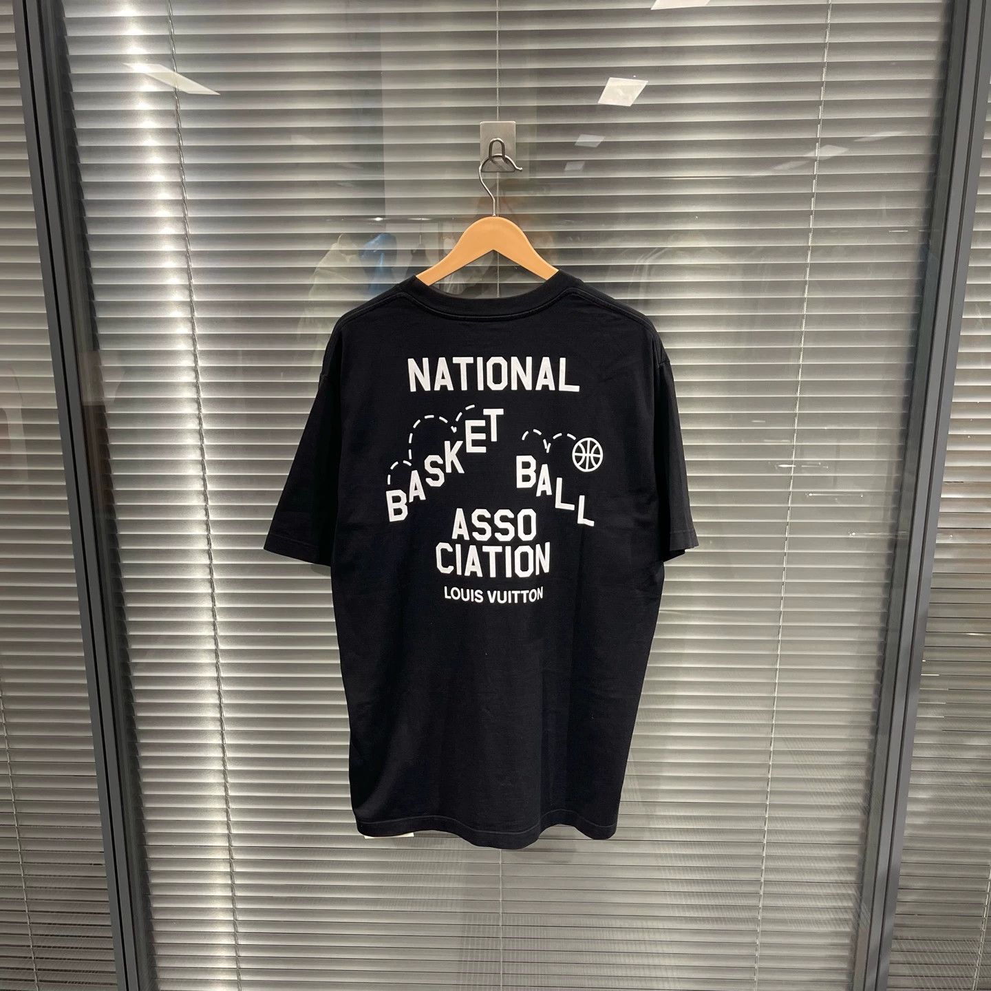 Louis Vuitton Louis Vuitton x NBA Bball Print Short Sleeve XL 99 New Size US XL / EU 56 / 4 - 2 Thumbnail