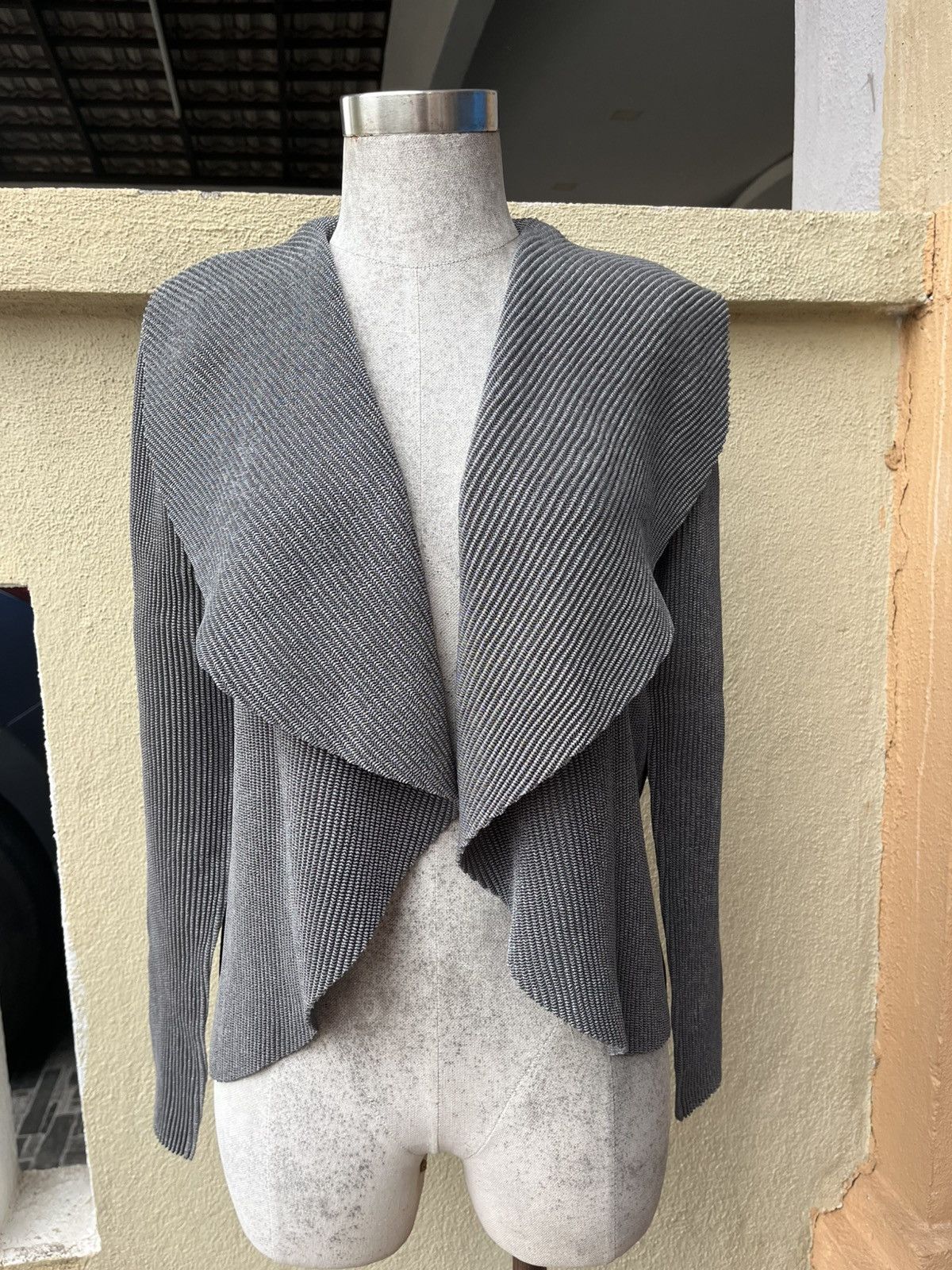 Pleats Please Issey Miyake Vtg specchio pleats grey cardigan Size S / US 4 / IT 40 - 2 Thumbnail