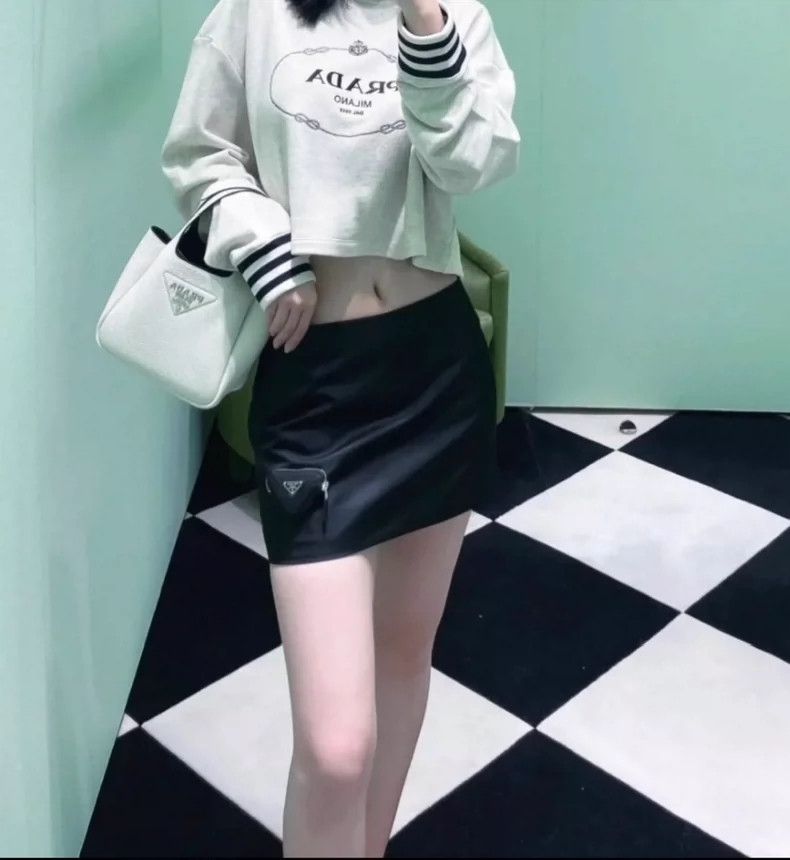 Prada Prada Black triangle pocket short skirt 2505-Nextarrow Size 25" / US 0 / IT 36 - 7 Thumbnail