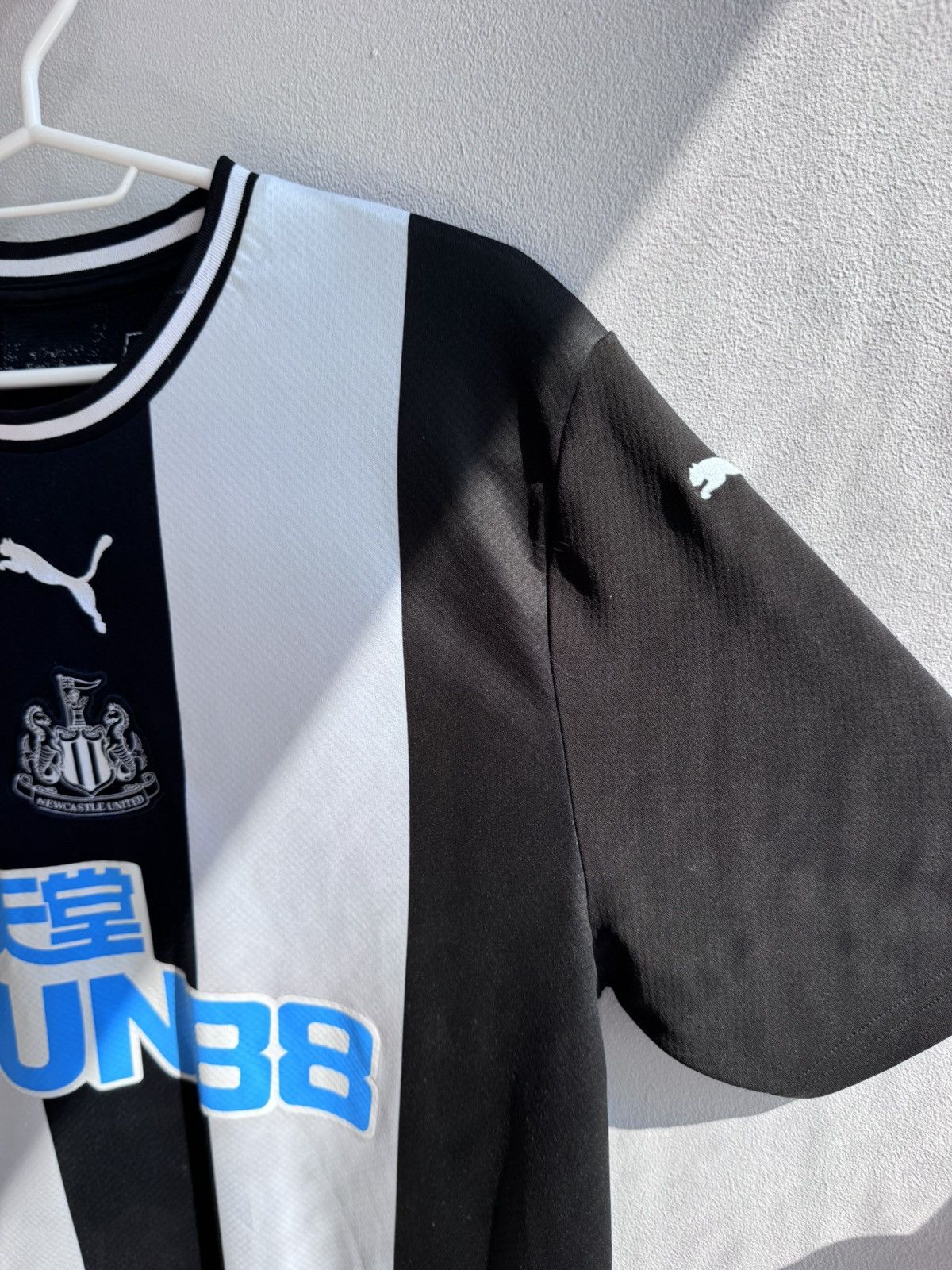 Puma NEWCASTLE UNITED 2019 2020 HOME FOOTBALL SHIRT SOCCER JERSEY Size US L / EU 52-54 / 3 - 5 Thumbnail