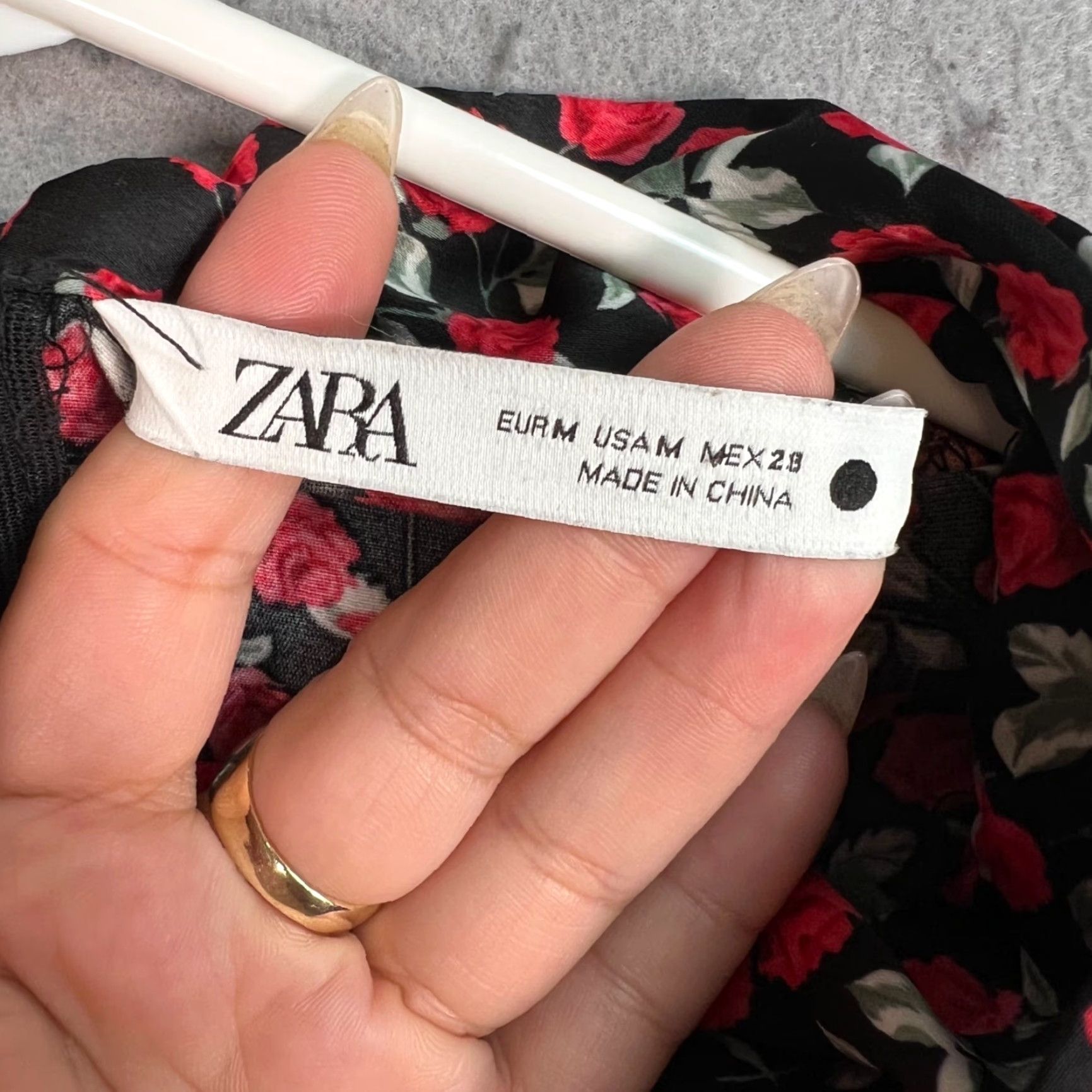 Zara Zara Blouse Womens Medium Floral Drape Neck Red & Black Rose Print Long Sleeve Mature Colorful 8/10 Womens Size M / US 6-8 / IT 42-44 - 3 Thumbnail