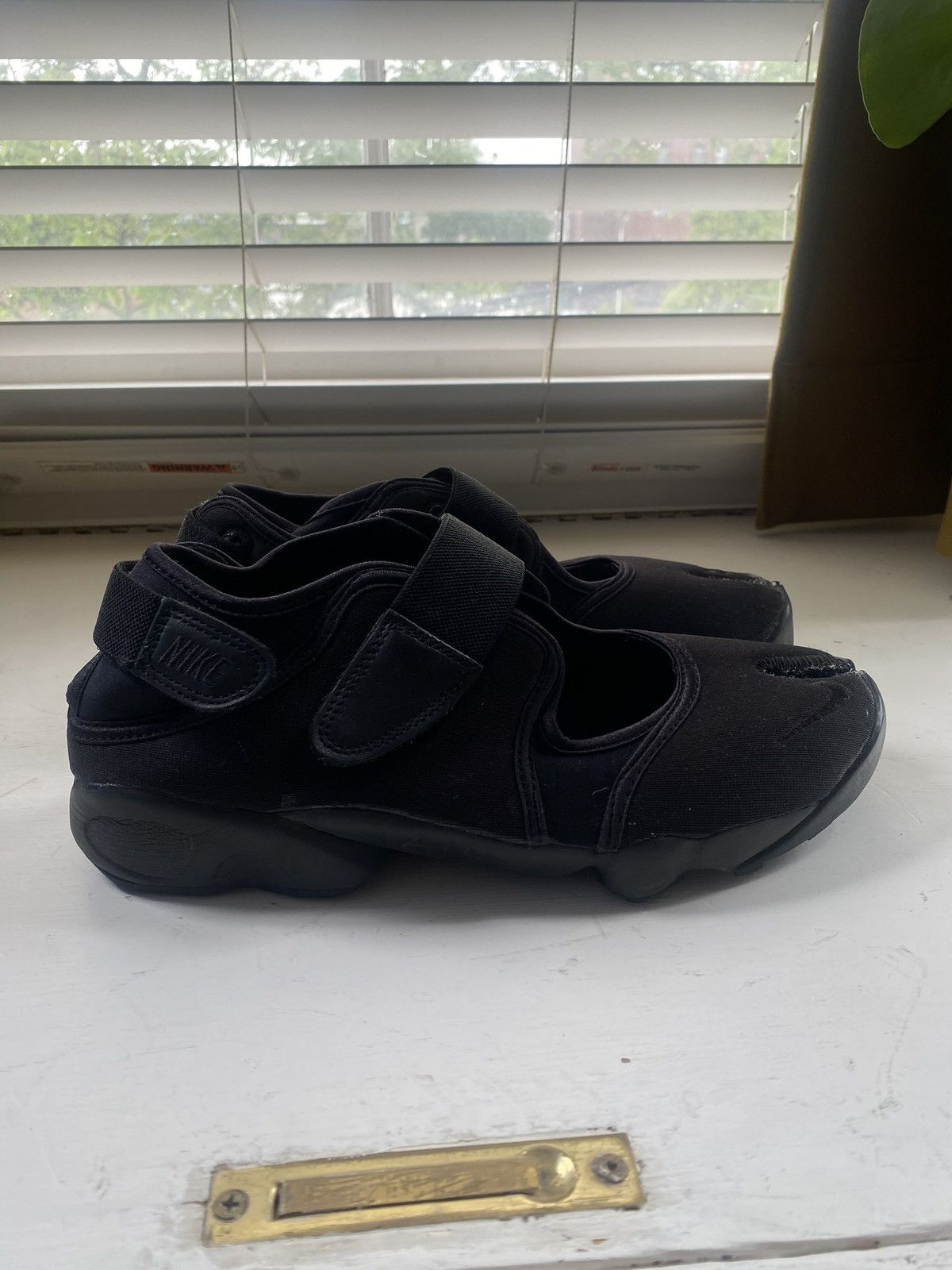 Nike Nike air rift tabi black - never worn Size US 11 / EU 44 - 1 Thumbnail