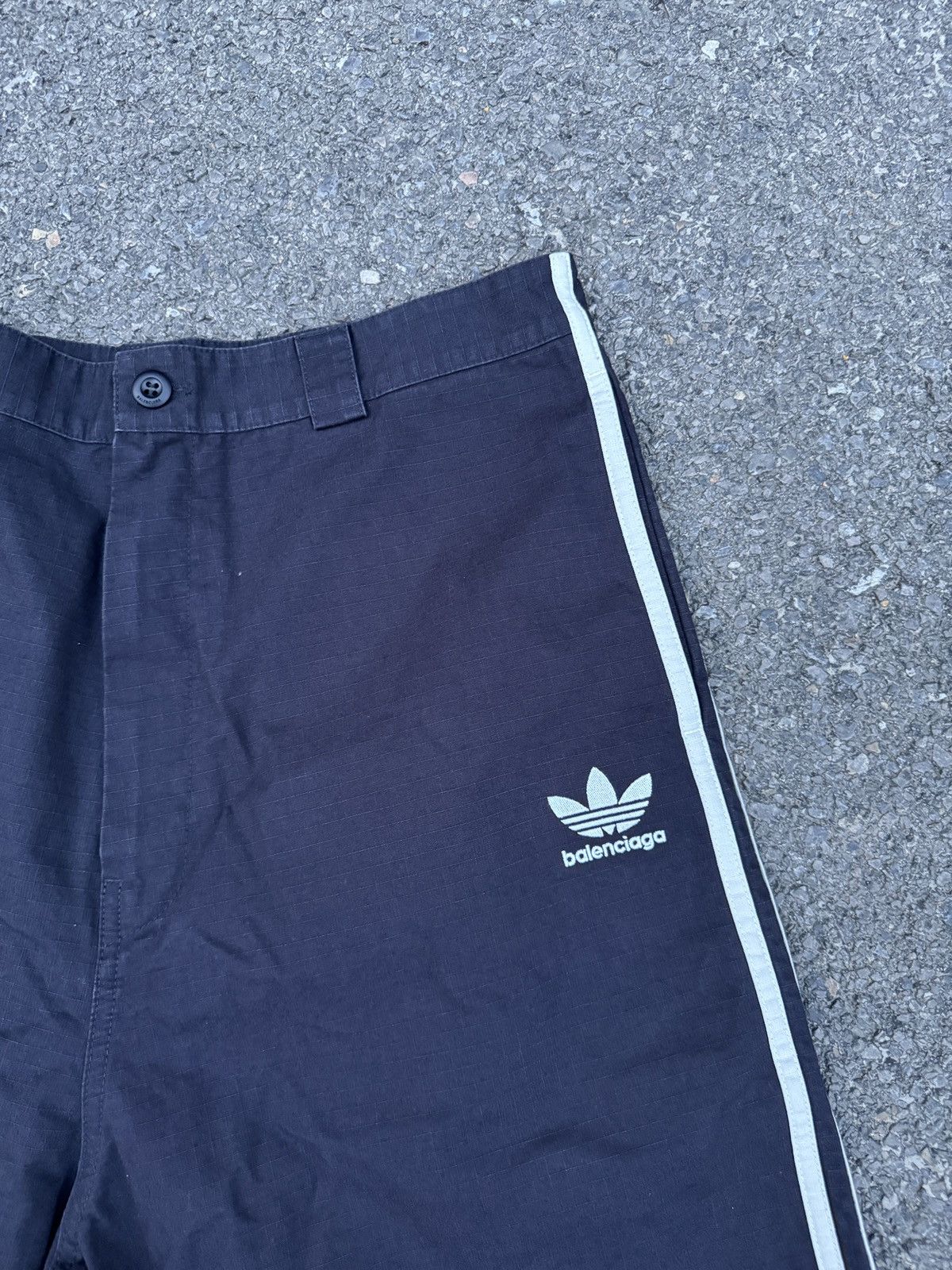 Balenciaga Balenciaga Adidas Shorts with distressed Hem Sz.L Size US 34 / EU 50 - 3 Thumbnail