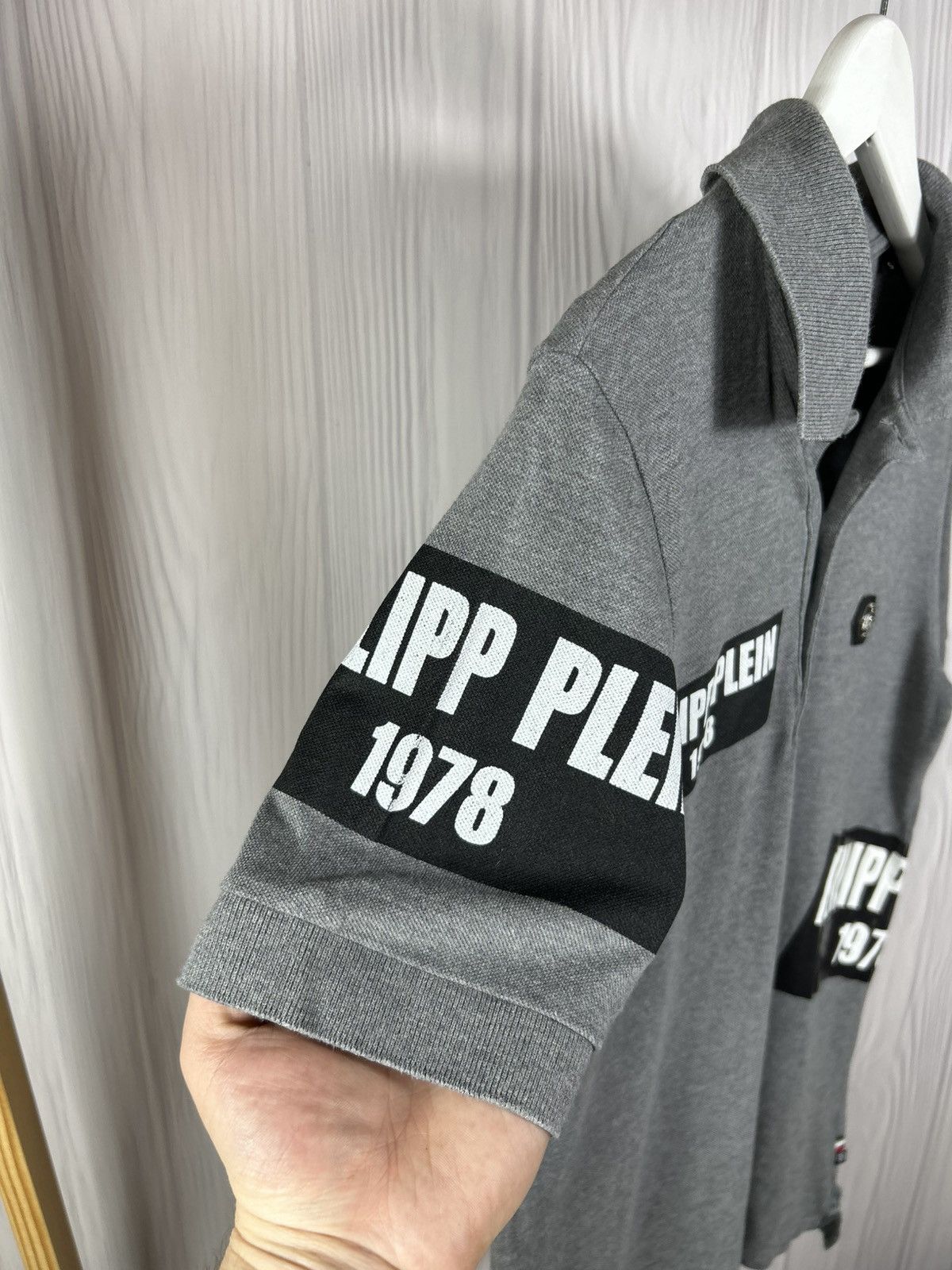 Philipp Plein Philipp Plein 1978 Gray Logo Patch Polo Shirt Size S Size US S / EU 44-46 / 1 - 8 Thumbnail