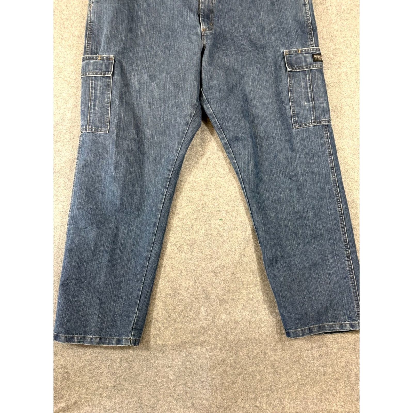 Wrangler Wrangler Cargo Jeans Mens 42x32 Blue Denim Straight Leg Outdoor Classic Jeans Mens 42in Regular Jeans Blue Wrangler Cargo Straight Mens Boys? Size US 42 / EU 58 - 4 Thumbnail