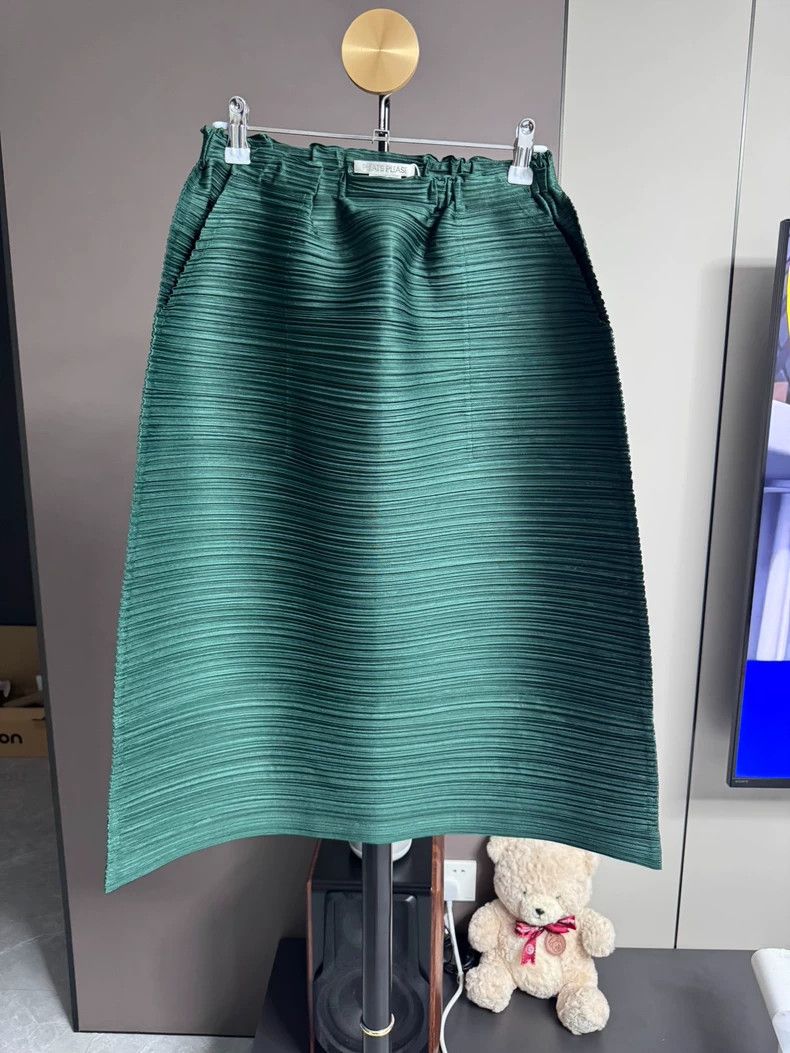 Issey Miyake Issey Miyake size:3 Dark green horizontal striped skirt Size 22" - 1 Thumbnail