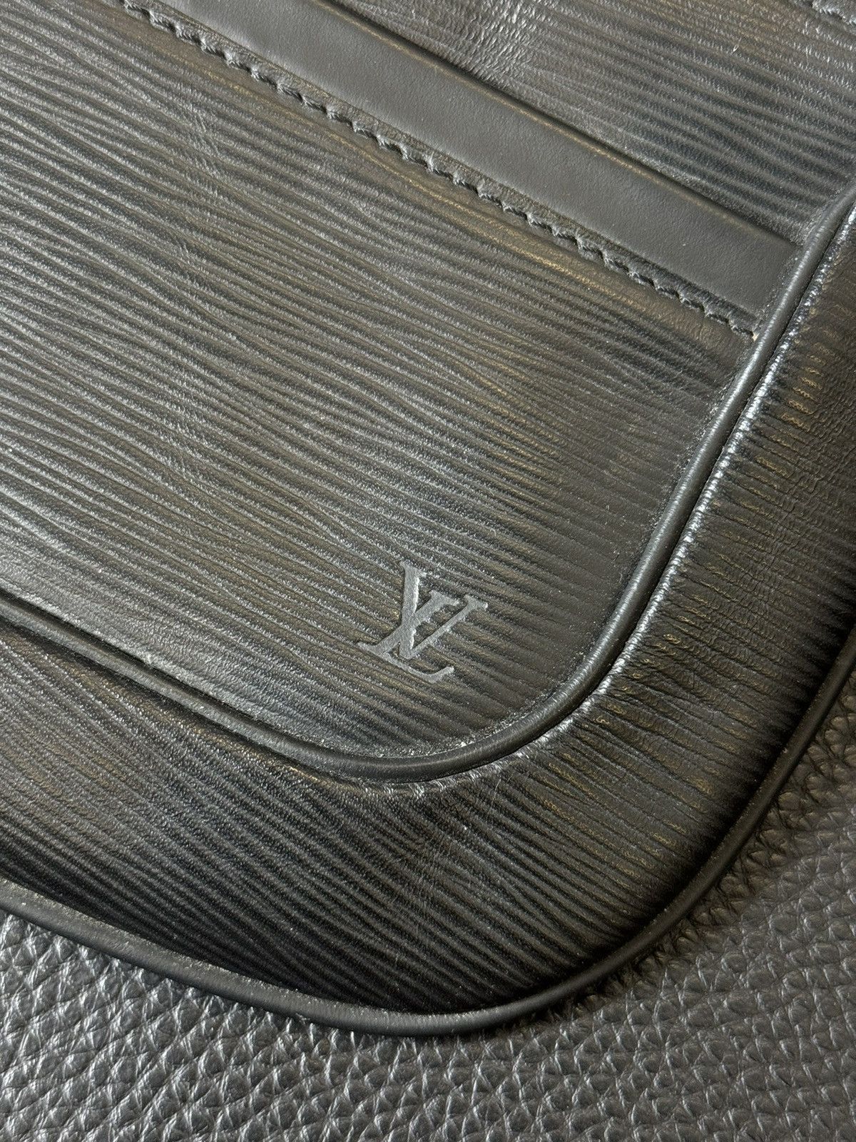 Louis Vuitton LOUIS VUITTON Black Epi Leather Sarvanga Crossbody Bag Size ONE SIZE - 4 Thumbnail