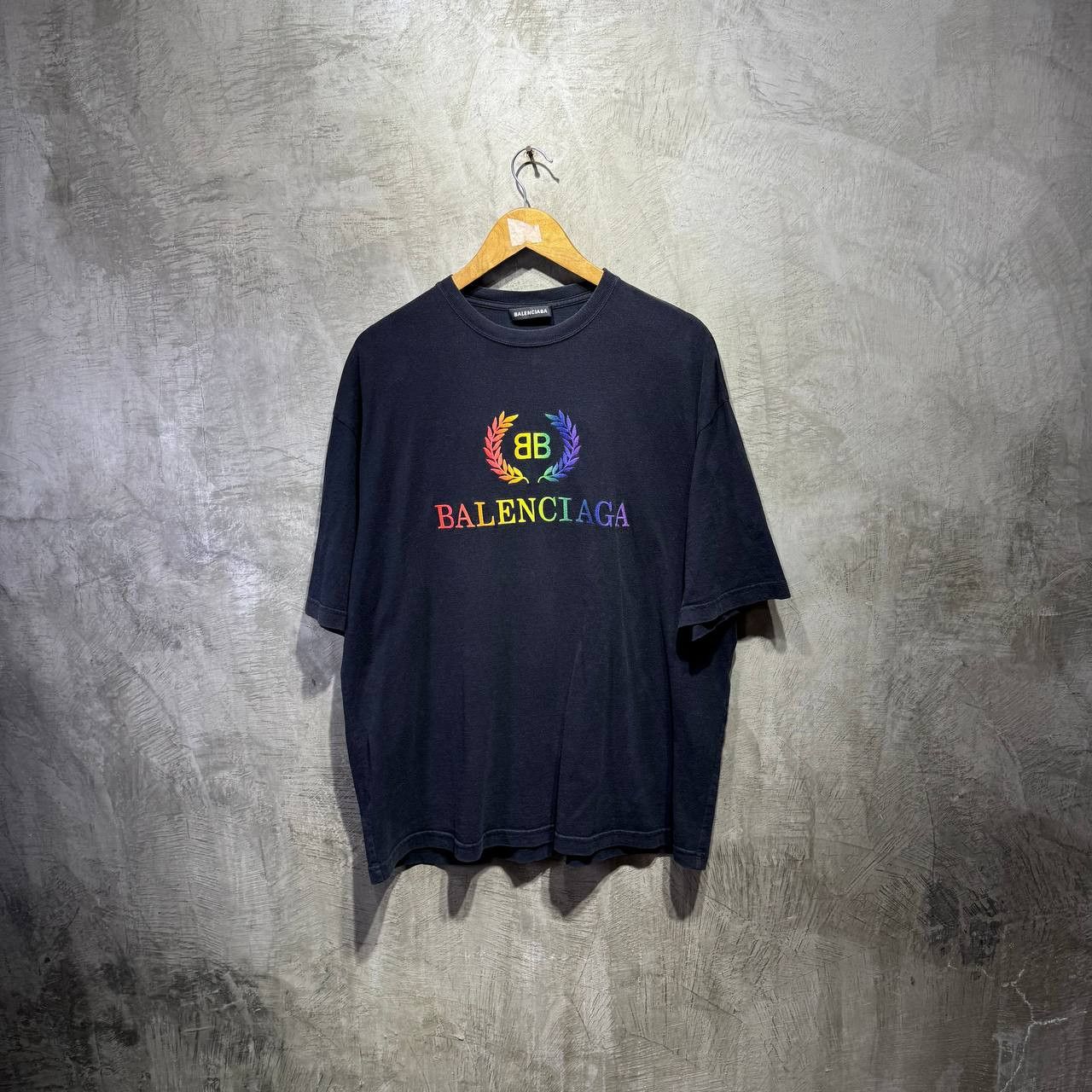 Balenciaga Balenciaga BB logo rainbow embroidered tee Size US XL / EU 56 / 4 - 1 Thumbnail