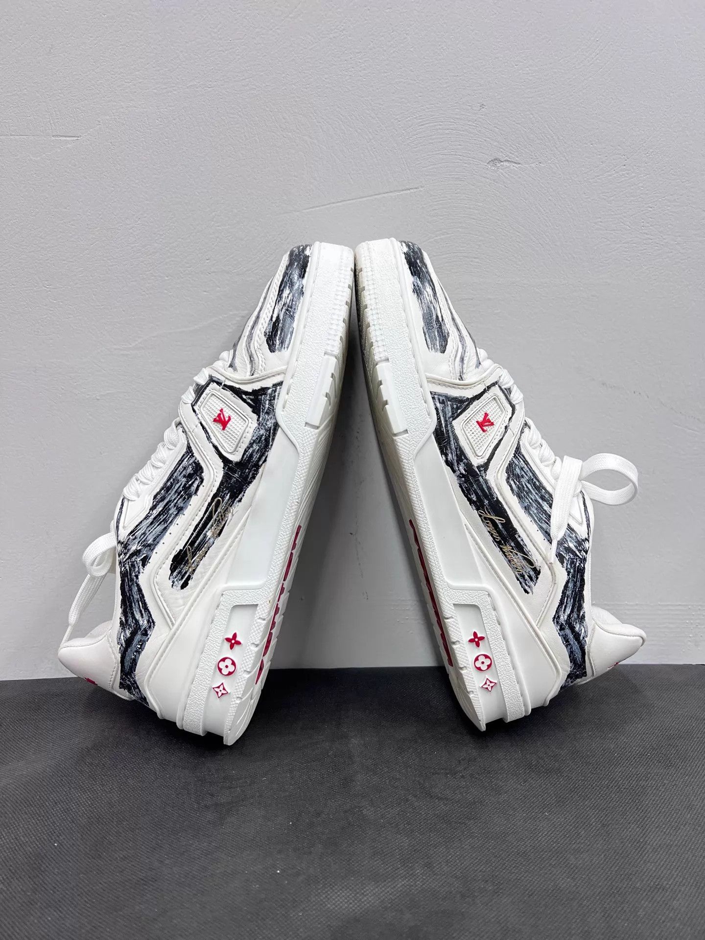 Louis Vuitton LV Trainer Hand-Painted Graffiti Sneaker 9.5 US / 43.5 EU Size US 10.5 / EU 43-44 - 6 Thumbnail