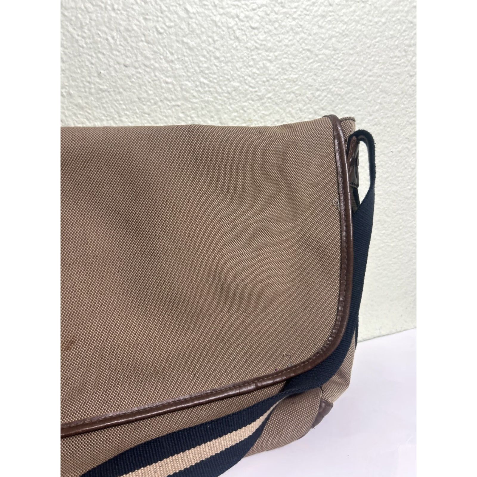 Gap VINTAGE Gap Messenger Bag Beige Polyester Faux Leather Womens 15x10x6 Stains Size ONE SIZE - 4 Thumbnail