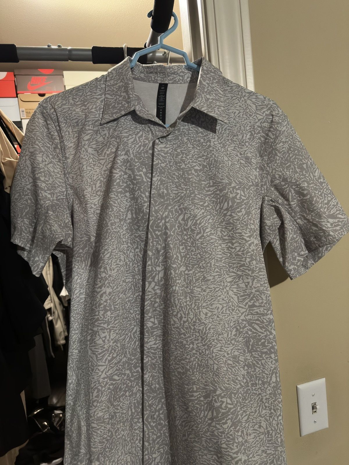 Lululemon Lululemon Airing Easy Button Up Max Vapor Seal Grey Medium Size US M / EU 48-50 / 2 - 1 Thumbnail