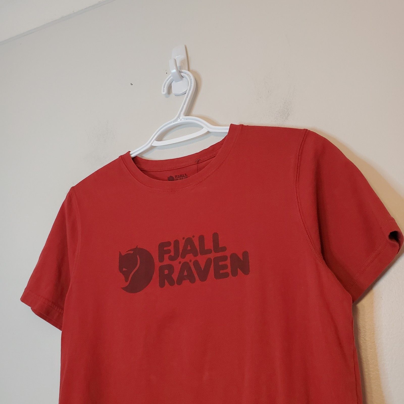Fjallraven Fjallraven Logo Spell Out Graphic Shirt Red Size S Size US S / EU 44-46 / 1 - 3 Thumbnail