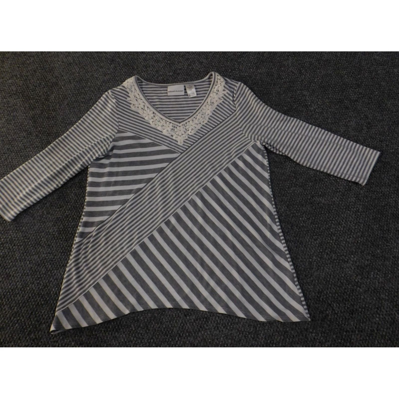 Vintage Alfred Dunner Blouse Womens Small Gray Striped Lace Trim V-Neck Stretch Casual 3/4 Sleeve Size S / US 4 / IT 40 - 3 Thumbnail