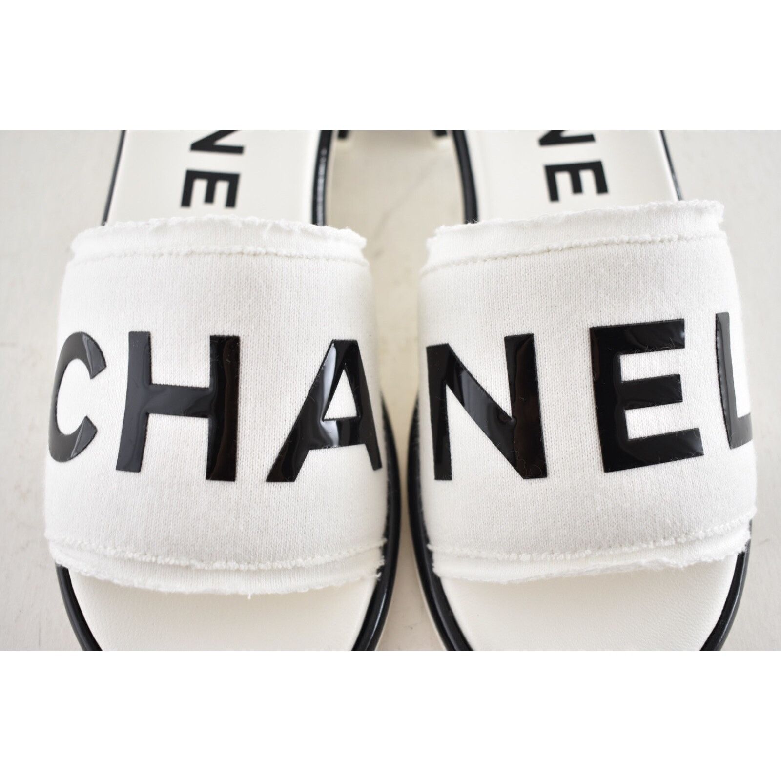 Chanel Chanel 24C White Black CHA NEL Letter Logo Mule Slide Size US 7.5 / IT 37.5 - 9 Thumbnail