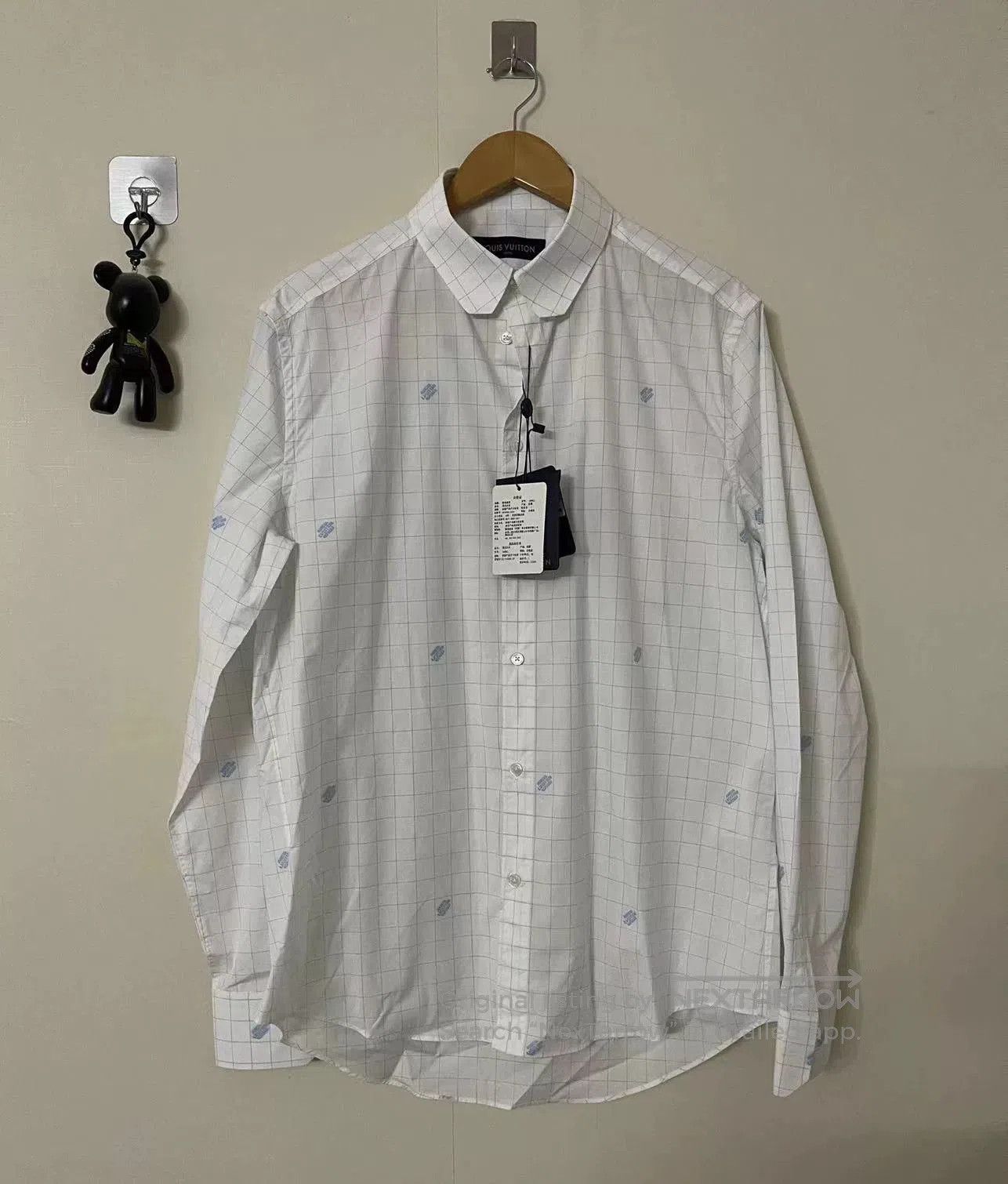 Louis Vuitton louis vuitton small logo shirt in white. Size US L / EU 52-54 / 3 - 1 Thumbnail