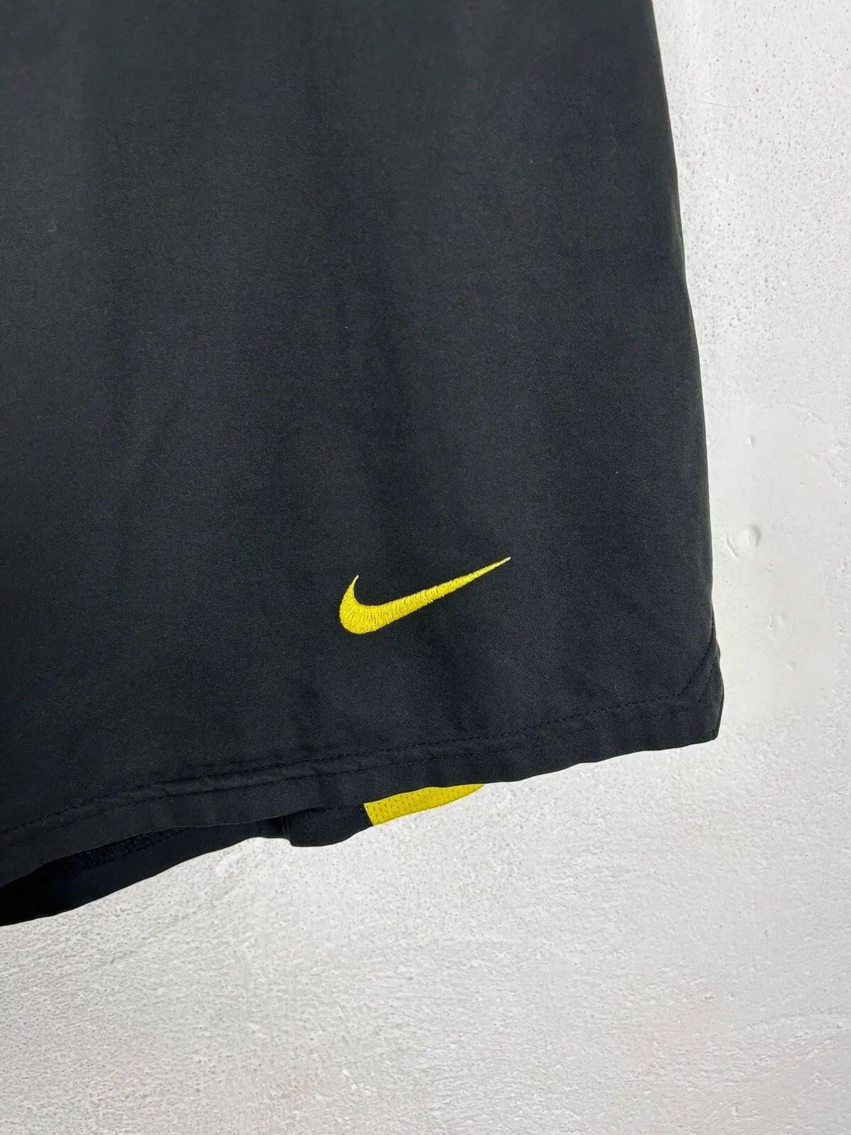 Nike 00s Vintage Nike Borussia Dortmund BVB 2004/05 Away Shorts Size US 36 / EU 52 - 2 Thumbnail