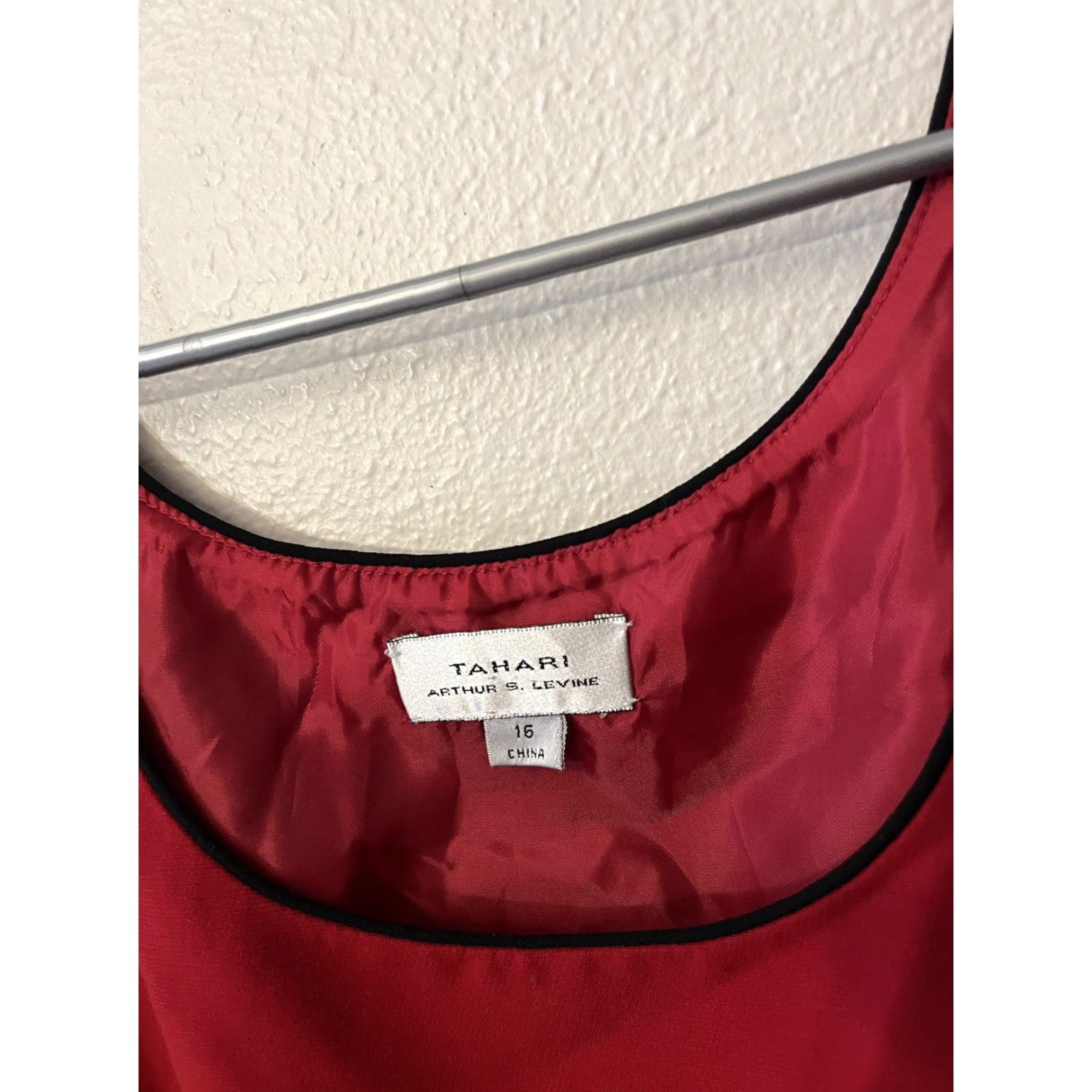 Vintage Womens TAHARI Arthur Levine Vest Adult 16 VNeck Sleeveless Fine Knit Red Size XXL / US 16-18 / IT 52-54 - 2 Thumbnail