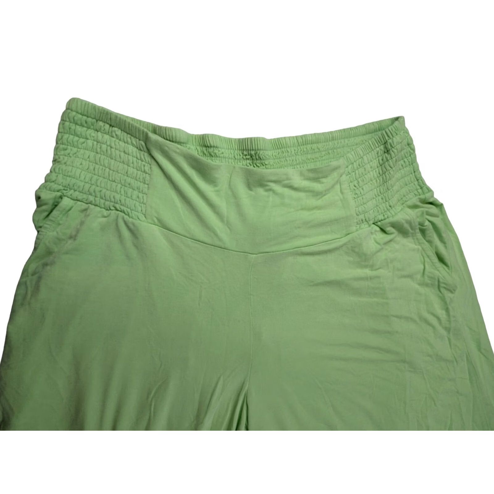Torrid Torrid Shorts Green Size 2 Solid Pull On Gartered Lightweight Bermuda Preppy Womens Size 26" / US 2 / IT 38 - 5 Thumbnail