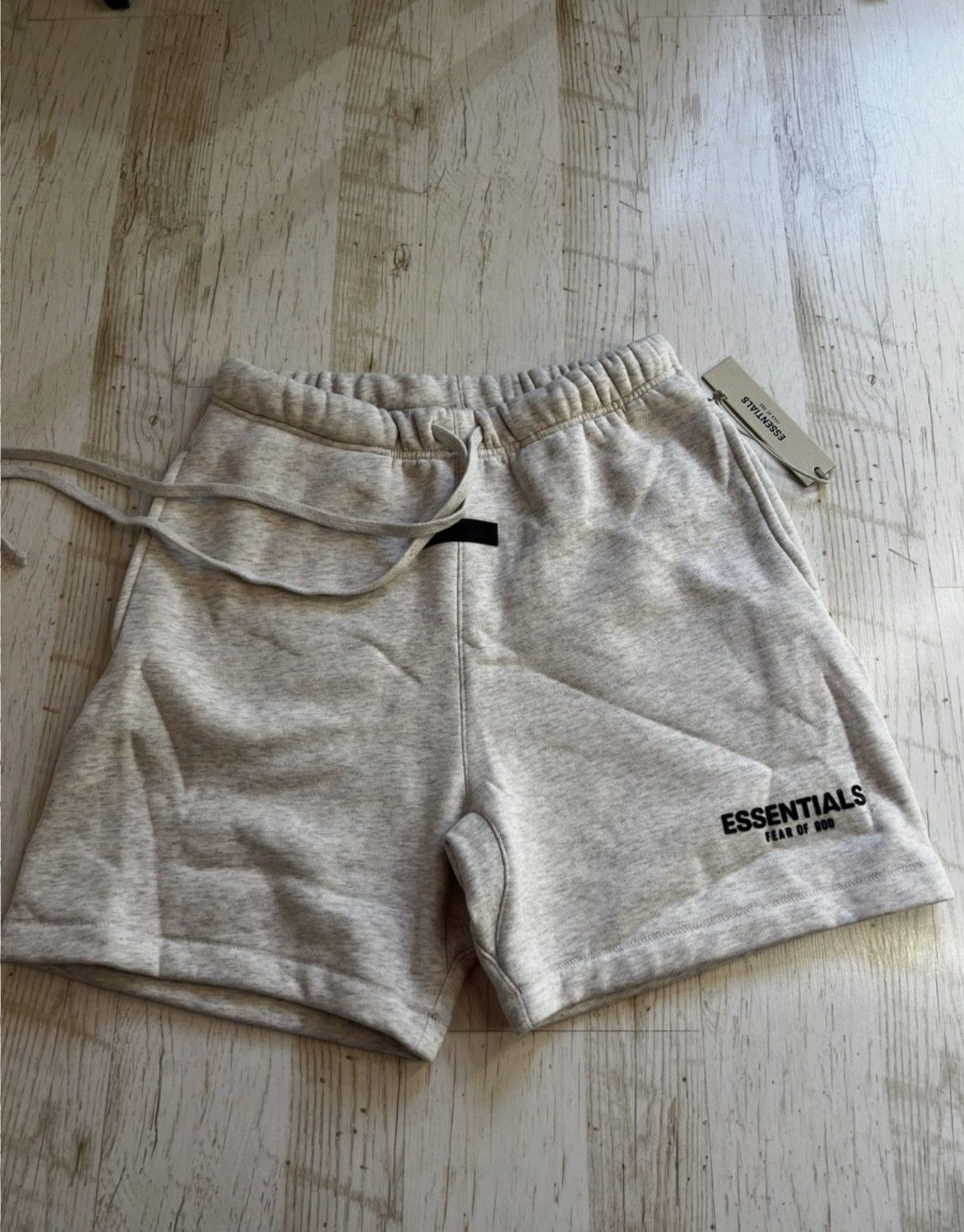 Essentials Fear of God Essentials Light Oatmeal Fleece Shorts Size M Size US 30 / EU 46 - 6 Thumbnail